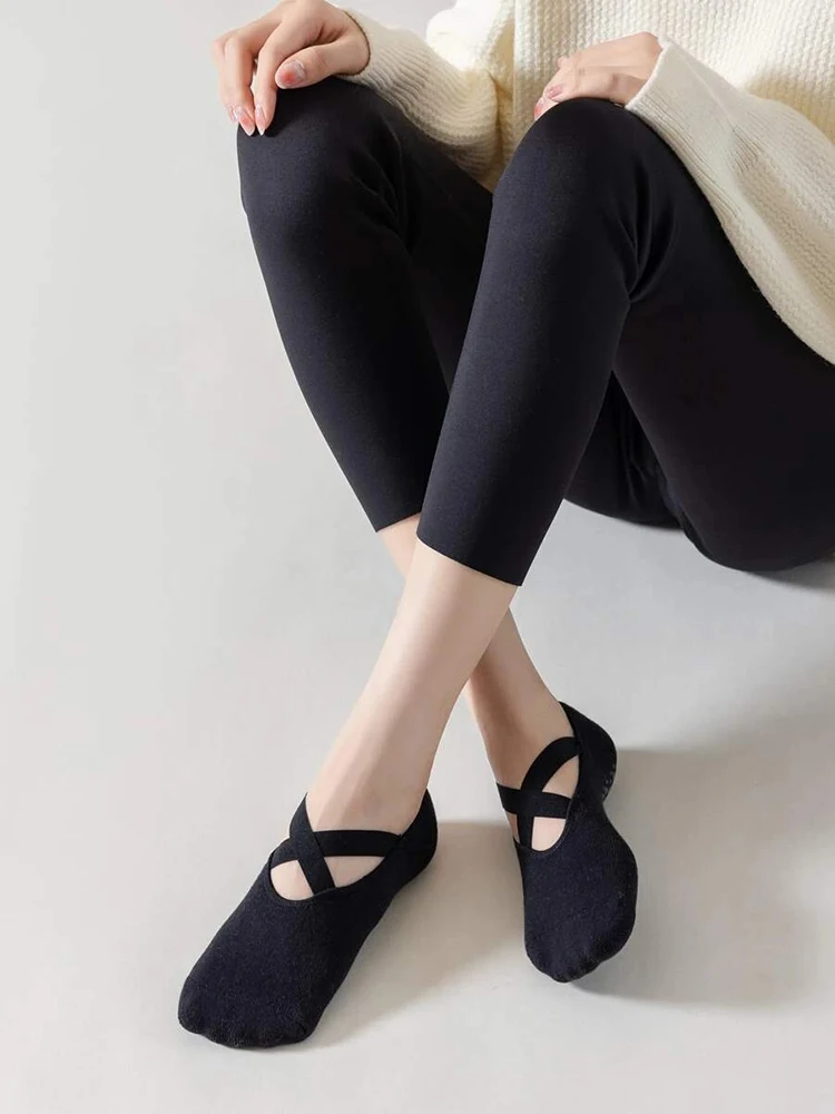 1 Pair Trendy Versatile Women Yoga Socks Solid Color Black Cross Anti Slip Invisible Socks Soft Comfortable Casual Short Socks
1 Pair Trendy Versatile Women Yoga Socks Solid Color Black Cross Anti Slip Invisible Socks Soft Comfortable Casual Short Socks