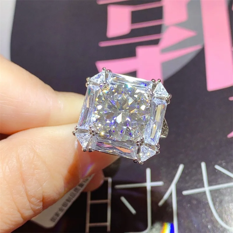 ZFSILVER Fashion 925 Silver Classic 5ct Moissanite Opening Design Square Ring For Women Charm Wedding Party Jewelry Gift KMR1045
ZFSILVER Fashion 925 Silver Classic 5ct Moissanite Opening Design Square Ring For Women Charm Wedding Party Jewelry Gift KMR1045