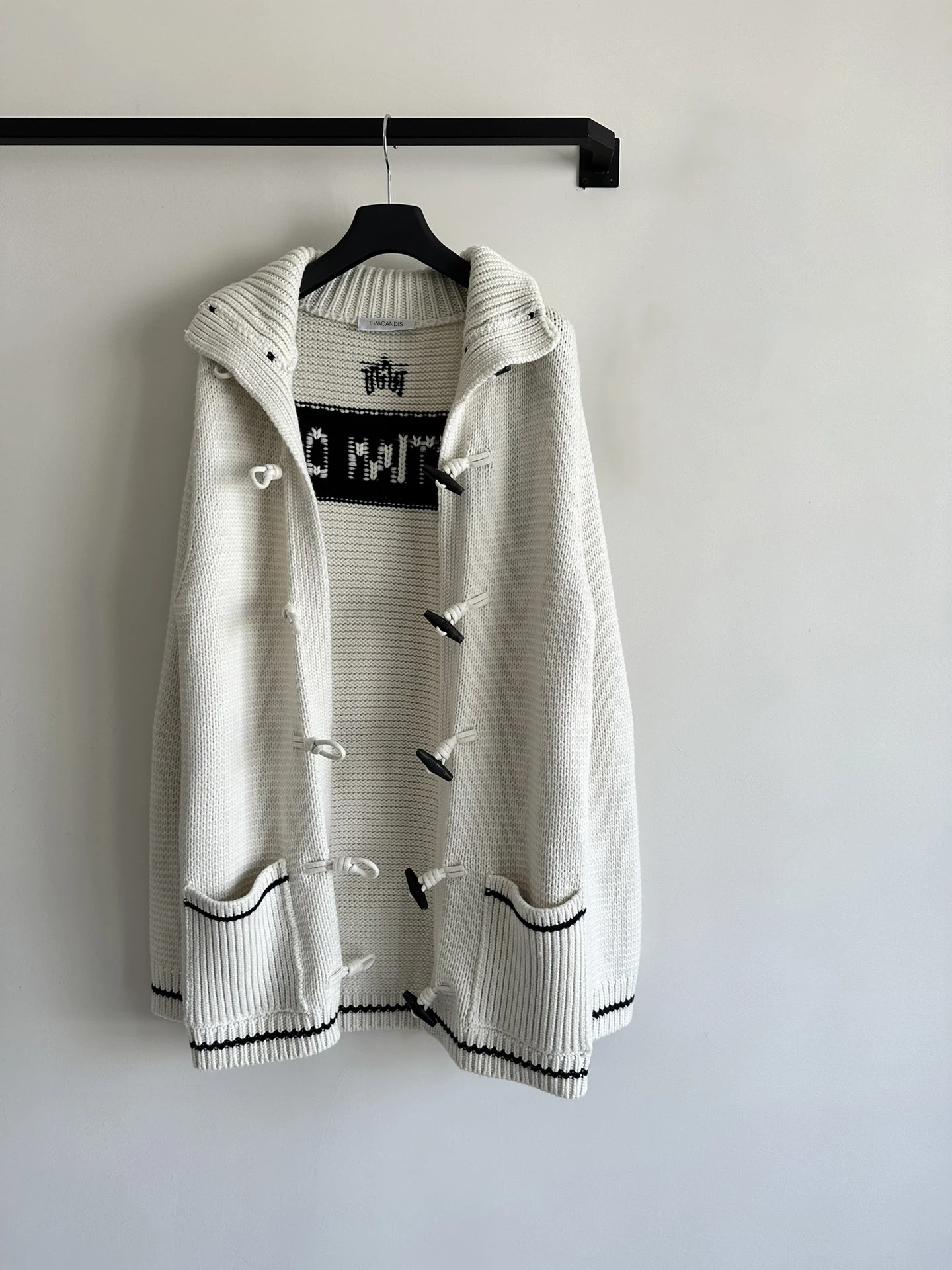 2024 Women New Wool Cashmere Blended Knitted Cardigan Coat Elegant Sweet Tops Chic Luxury Letters Jacquard Horn Buttons Casual
2024 Women New Wool Cashmere Blended Knitted Cardigan Coat Elegant Sweet Tops Chic Luxury Letters Jacquard Horn Buttons Casual