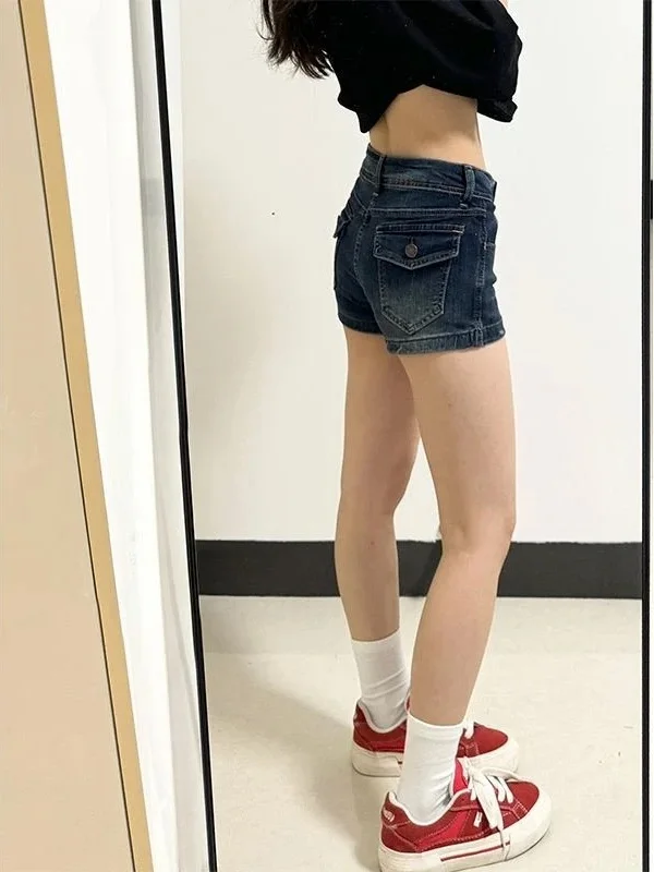 Retro American Low Waist Double Buckle Denim Shorts Women Summer Small Size Slimming Hot Pants Sexy Girl Butt Covering Shorts
Retro American Low Waist Double Buckle Denim Shorts Women Summer Small Size Slimming Hot Pants Sexy Girl Butt Covering Shorts