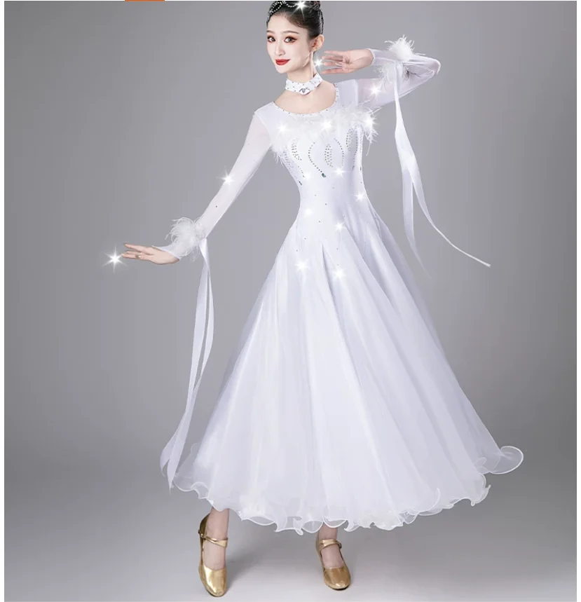 New Diamond-Embellished Feather Ballroom Dance Performance Dress
New Diamond-Embellished Feather Ballroom Dance Performance Dress