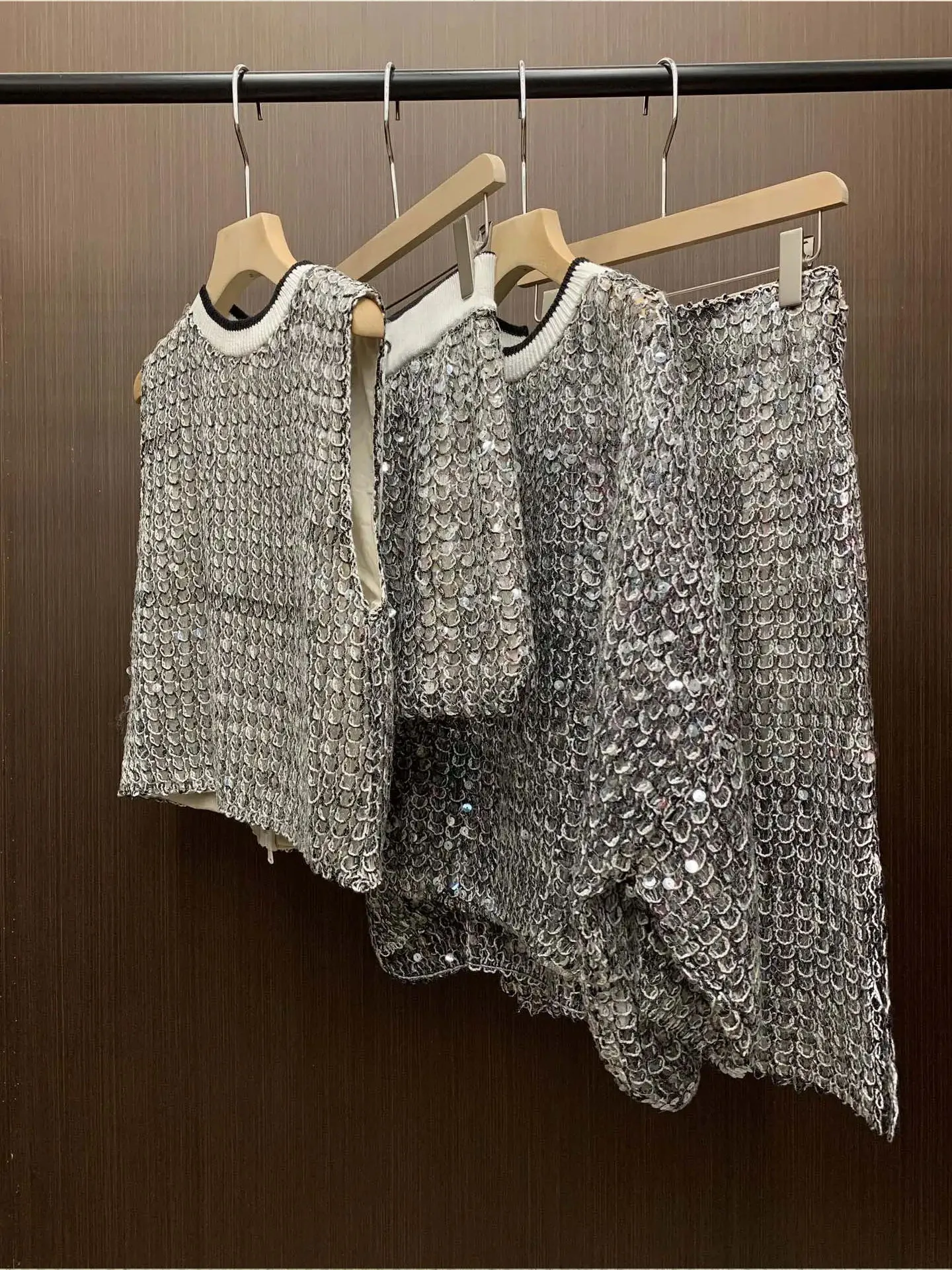 Spring New Heavy Industry Fish Scale Sequin Vest Half Skirt Elastic Waist Shorts Loose Long Sleeve Top Women
Spring New Heavy Industry Fish Scale Sequin Vest Half Skirt Elastic Waist Shorts Loose Long Sleeve Top Women