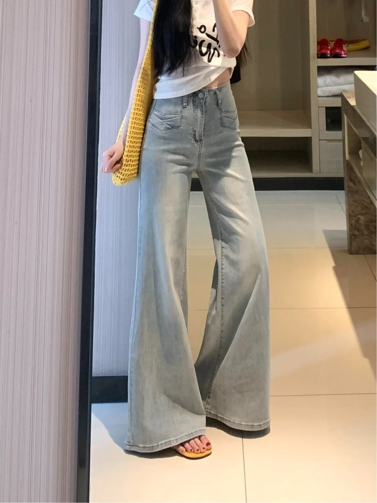 High Waist Bell Bottom Denim Jeans Women's Vintage Loose Fit Pocket Detailing Commute Style Casual High Waist Jeans
High Waist Bell Bottom Denim Jeans Women's Vintage Loose Fit Pocket Detailing Commute Style Casual High Waist Jeans