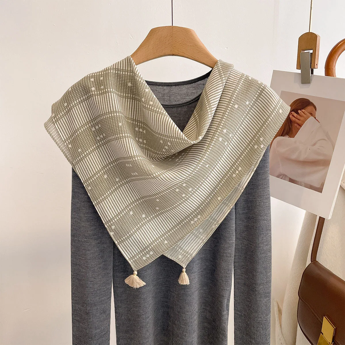 Silk Scarf Women 60x60cm Square Neck Scarf Hijab Bandana Foulard Shawl Wrap for Lady Luxury Design Neckerchief Pashmina Poncho
Silk Scarf Women 60x60cm Square Neck Scarf Hijab Bandana Foulard Shawl Wrap for Lady Luxury Design Neckerchief Pashmina Poncho