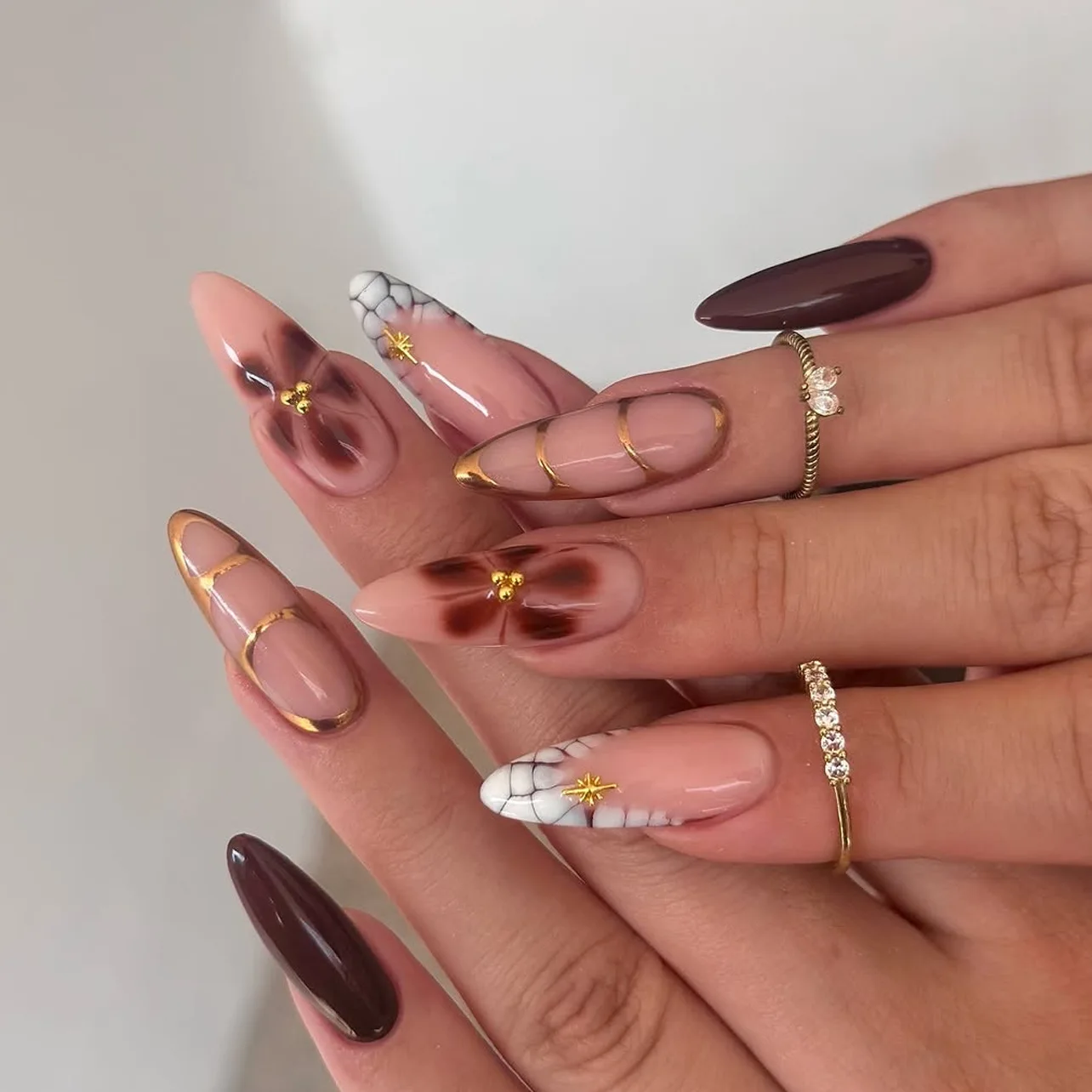 24pcs Women'S Nail Set Burgundy Almond Shape Medium Length Solid Color with Floral Golden Dust Design Fake Nails for Women/Girls
24pcs Women'S Nail Set Burgundy Almond Shape Medium Length Solid Color with Floral Golden Dust Design Fake Nails for Women/Girls