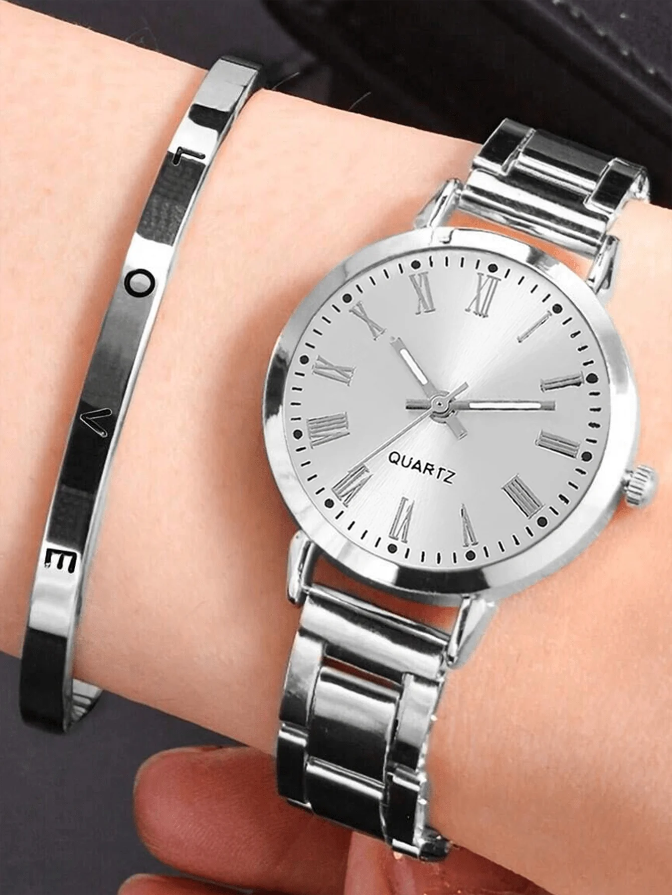 Кварцевые часы серебристого цвета с римскими цифрами, ремешком из нержавеющей стали и соответствующим браслетом в комплекте
Кварцевые часы серебристого цвета с римскими цифрами, ремешком из нержавеющей стали и соответствующим браслетом в комплекте