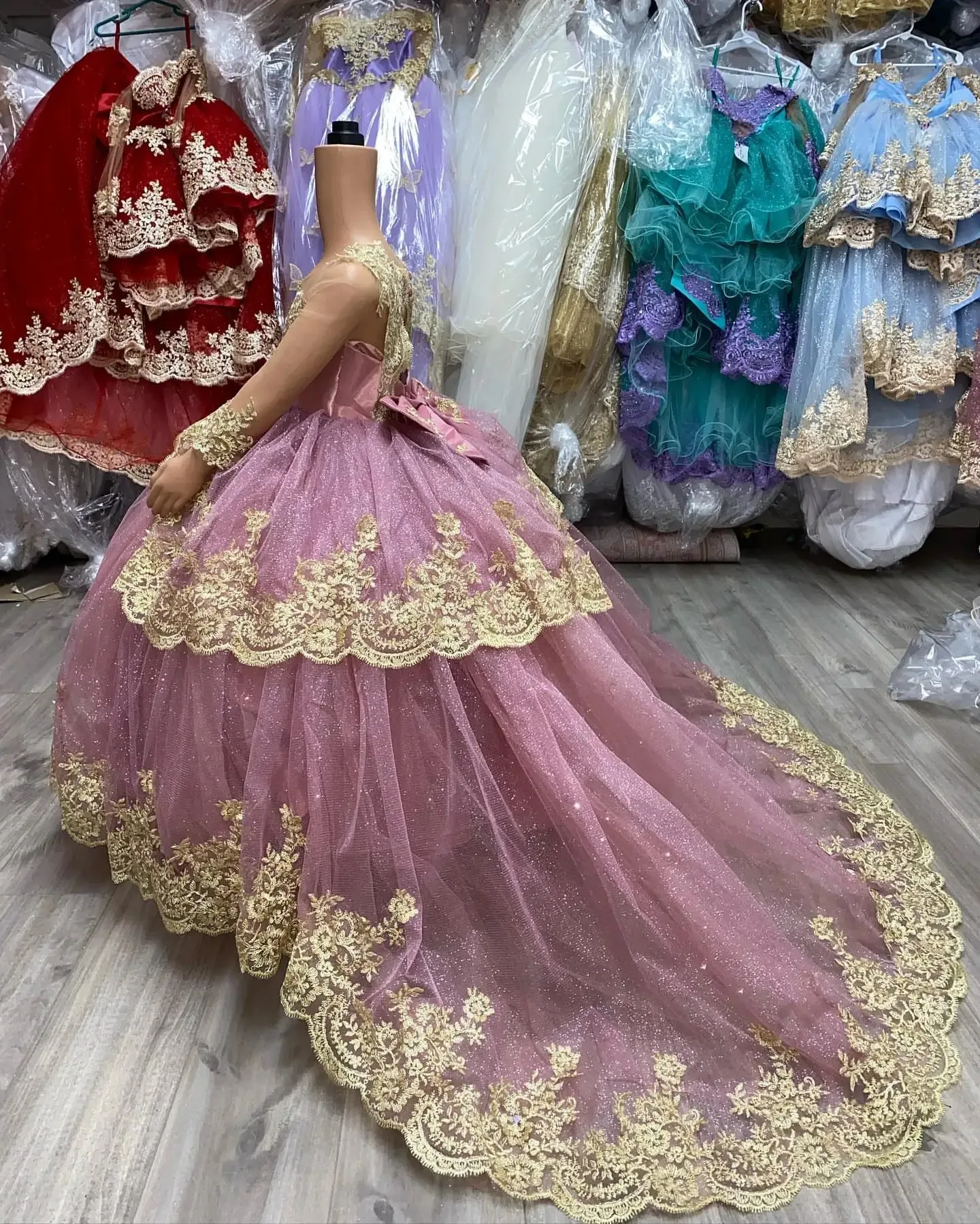 Розовые платья с цветочным узором для девочек на свадьбу с бантом, золотые кружевные аппликации, платье для девочек для фотосессии, платья для первого причастия по индивидуальному заказу
Розовые платья с цветочным узором для девочек на свадьбу с бантом, золотые кружевные аппликации, платье для девочек для фотосессии, платья для первого причастия по индивидуальному заказу