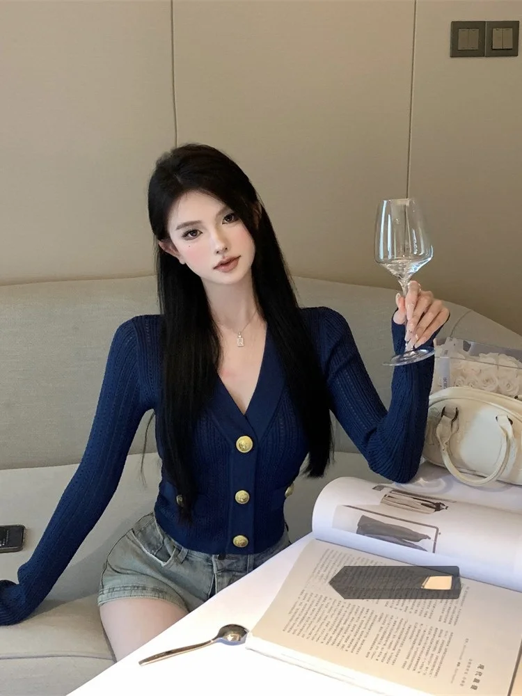 Синий вязаный свитер с V-образным вырезом и длинными рукавами для женщин, весенний повседневный приталенный короткий кардиган-топ для прогулок и ношения под одеждой
Синий вязаный свитер с V-образным вырезом и длинными рукавами для женщин, весенний повседневный приталенный короткий кардиган-топ для прогулок и ношения под одеждой