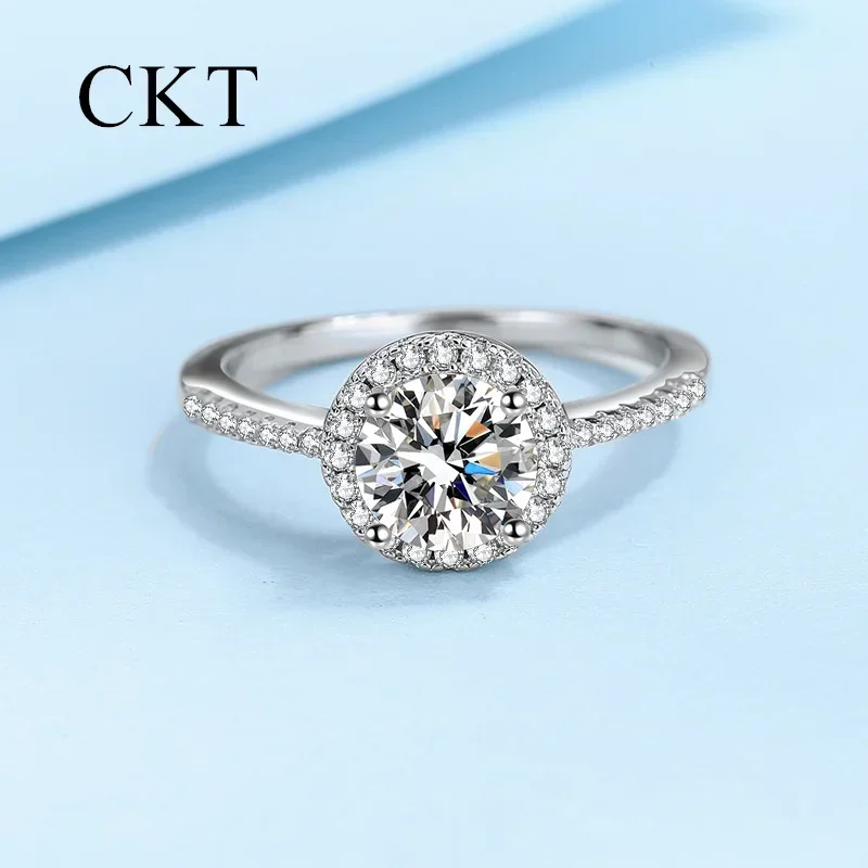 CKT 18K White Gold 0.5ct/1ct/2ct Moissanite Ring for Women Platinum Pt950 Fine Jewelry, a Timeless Piece
CKT 18K White Gold 0.5ct/1ct/2ct Moissanite Ring for Women Platinum Pt950 Fine Jewelry, a Timeless Piece