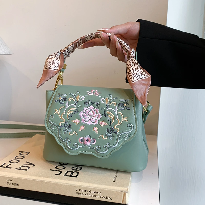 2026 New Ethnic Style Floral Embroidery Crossbody Bag Vintage Minimalist Women's Fashionable Daily Work Commute Handbag Female
2026 New Ethnic Style Floral Embroidery Crossbody Bag Vintage Minimalist Women's Fashionable Daily Work Commute Handbag Female