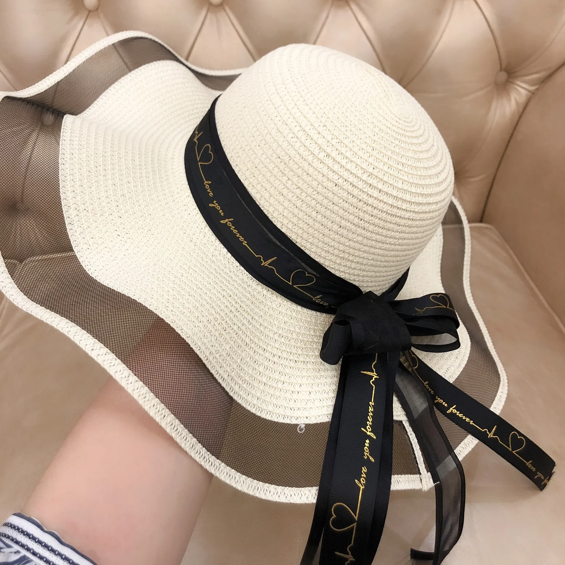 2025 Korean Style Woman Straw Gauze Joint Bow Ribbon Large Brim Sunshade Ins Celebrity Outing Fashion Beach Holiday Glacier Hat 
2025 Korean Style Woman Straw Gauze Joint Bow Ribbon Large Brim Sunshade Ins Celebrity Outing Fashion Beach Holiday Glacier Hat