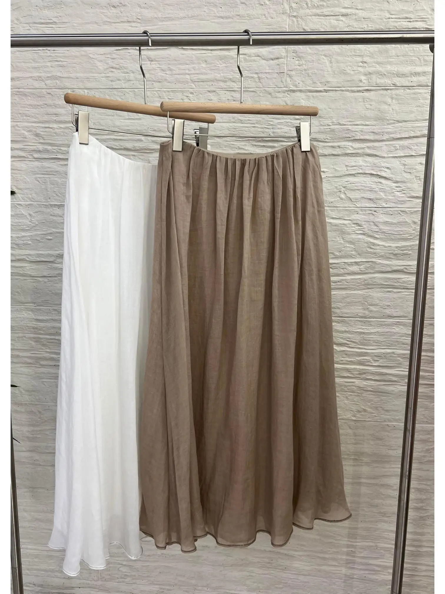 Женская минималистичная двухслойная пышная юбка-клеш из рами и шелка
Женская минималистичная двухслойная пышная юбка-клеш из рами и шелка