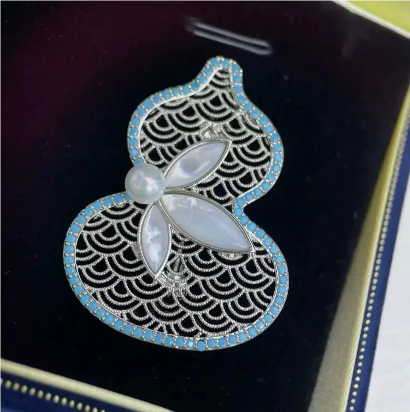 Великолепная круглая брошь с белым жемчугом Южного моря диаметром 7-8 мм, 925-х годов
Великолепная круглая брошь с белым жемчугом Южного моря диаметром 7-8 мм, 925-х годов