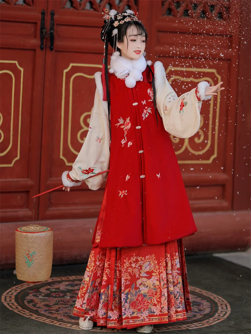Original Hanfu New Year Gown round Ne T Top And Tail Skirt Set Traditional Chinese Clothing for Women Winter Outfit
Original Hanfu New Year Gown round Ne T Top And Tail Skirt Set Traditional Chinese Clothing for Women Winter Outfit