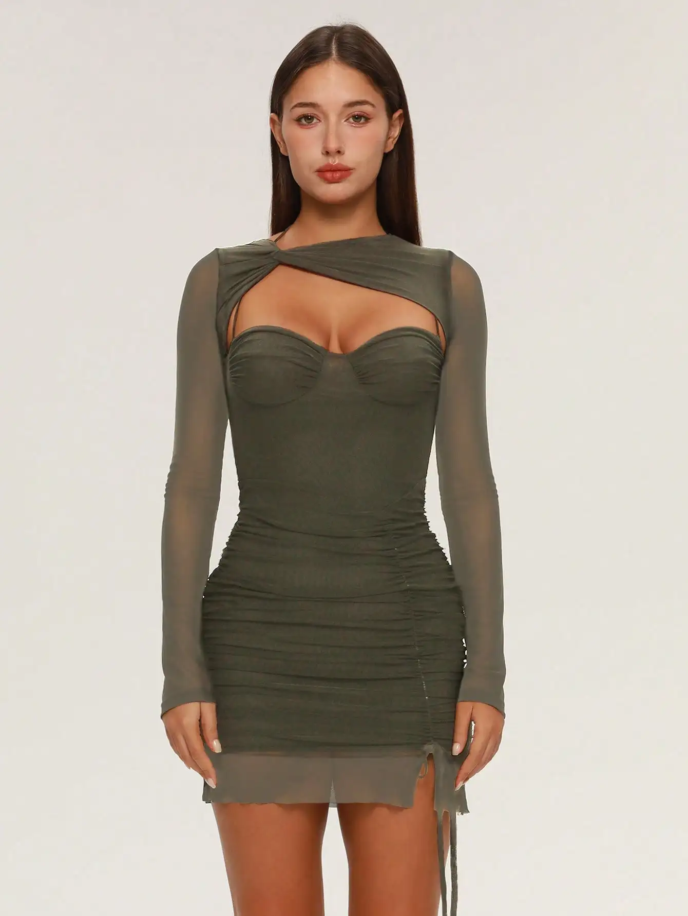 Оливково-зеленое мини-платье с прозрачными рукавами, драпировкой и вырезами
Оливково-зеленое мини-платье с прозрачными рукавами, драпировкой и вырезами
