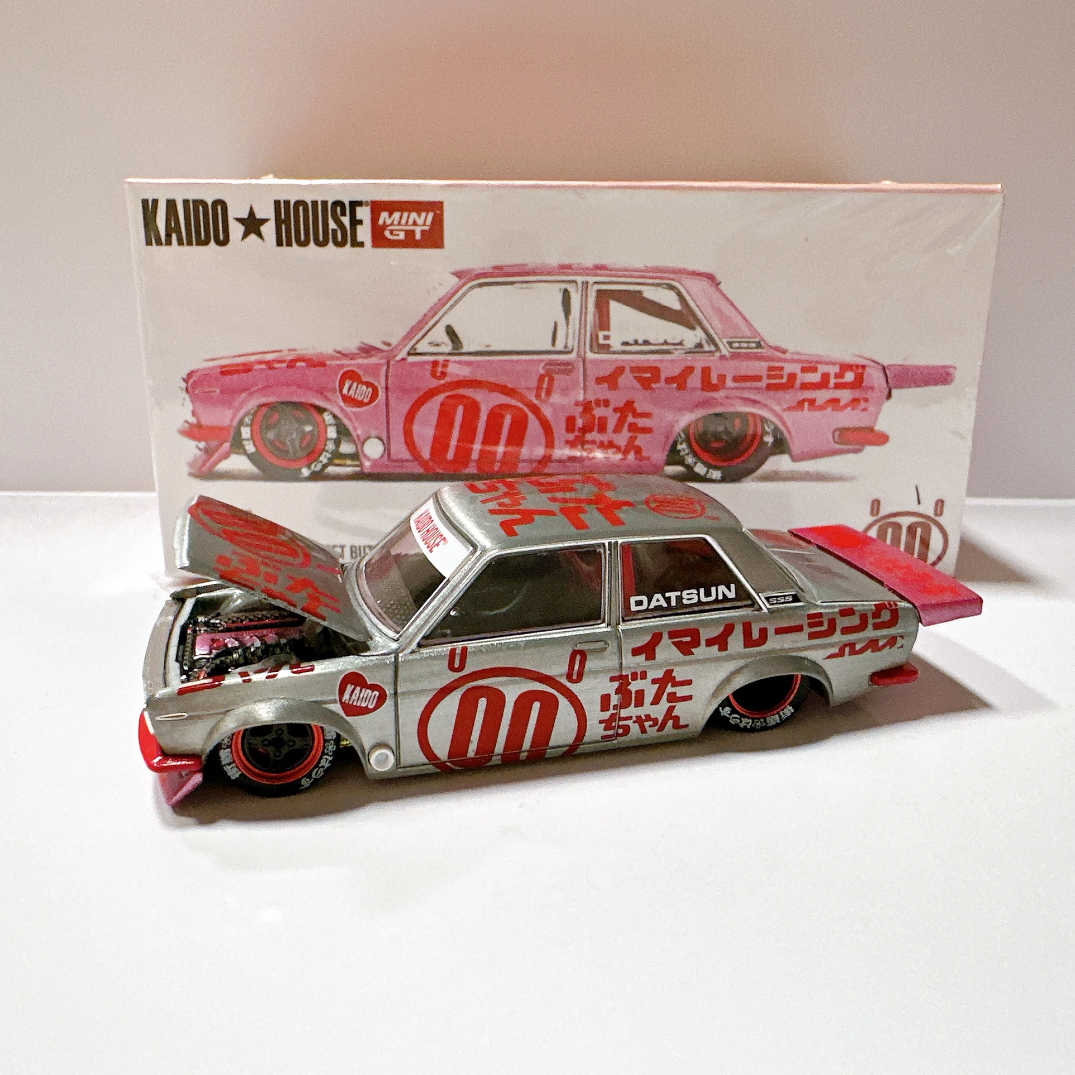 Модель автомобиля Kaido House 161 **CHASE** 1:64 Datsun 510 Pro Street Buta V1 с открывающимся капотом, литая под давлением, KHMG MINIGT
Модель автомобиля Kaido House 161 **CHASE** 1:64 Datsun 510 Pro Street Buta V1 с открывающимся капотом, литая под давлением, KHMG MINIGT