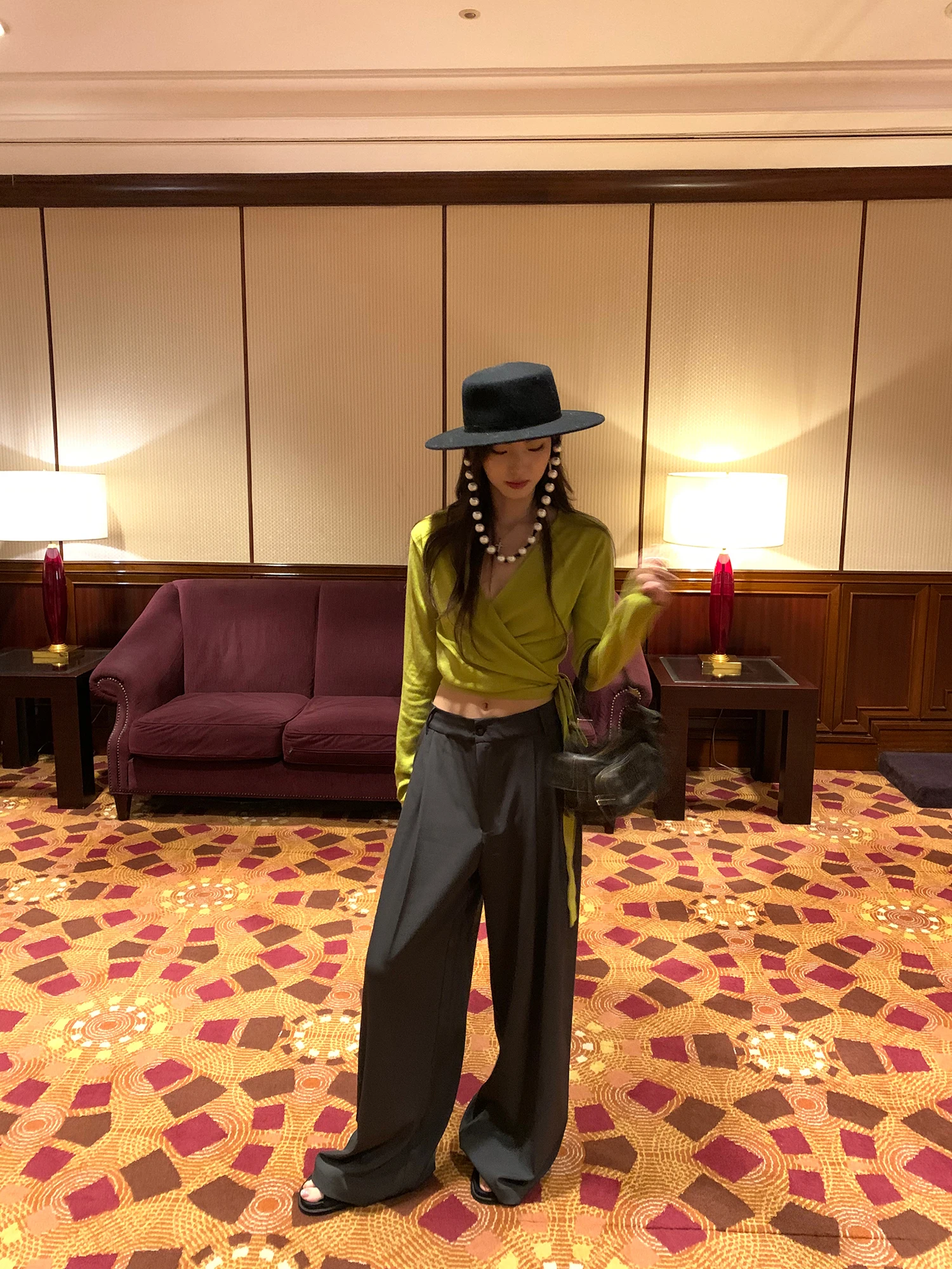 Женские брюки Aisui с высокой талией и широкими штанинами, повседневные прямые брюки, стройнящие длинные брюки, модная офисная одежда
Женские брюки Aisui с высокой талией и широкими штанинами, повседневные прямые брюки, стройнящие длинные брюки, модная офисная одежда