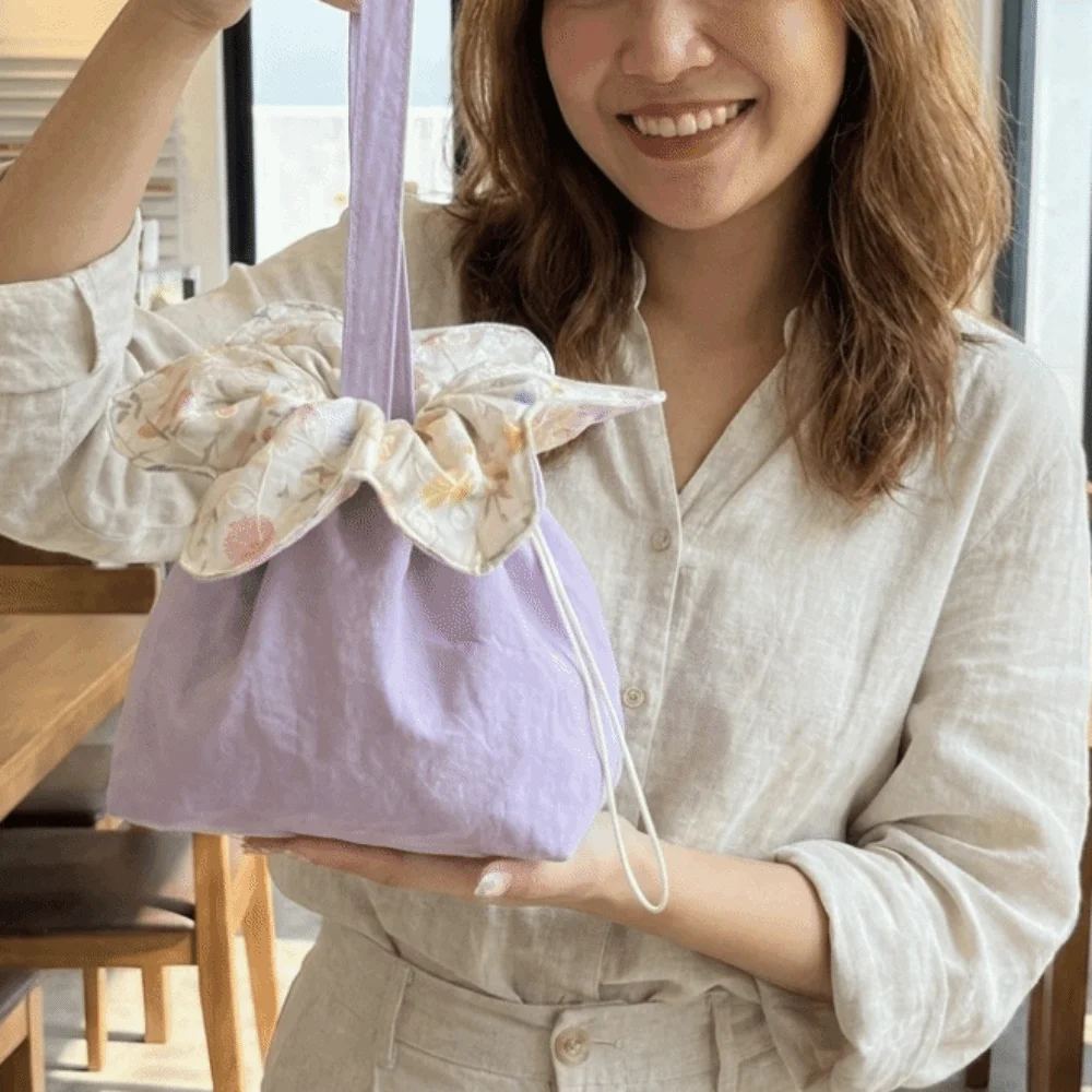 Sweet Flower Drawstring Handbag Cute Plaid Large Capacity Bucket Bag Double-Sided Flower Pattern Clutch Purse Shopping
Sweet Flower Drawstring Handbag Cute Plaid Large Capacity Bucket Bag Double-Sided Flower Pattern Clutch Purse Shopping