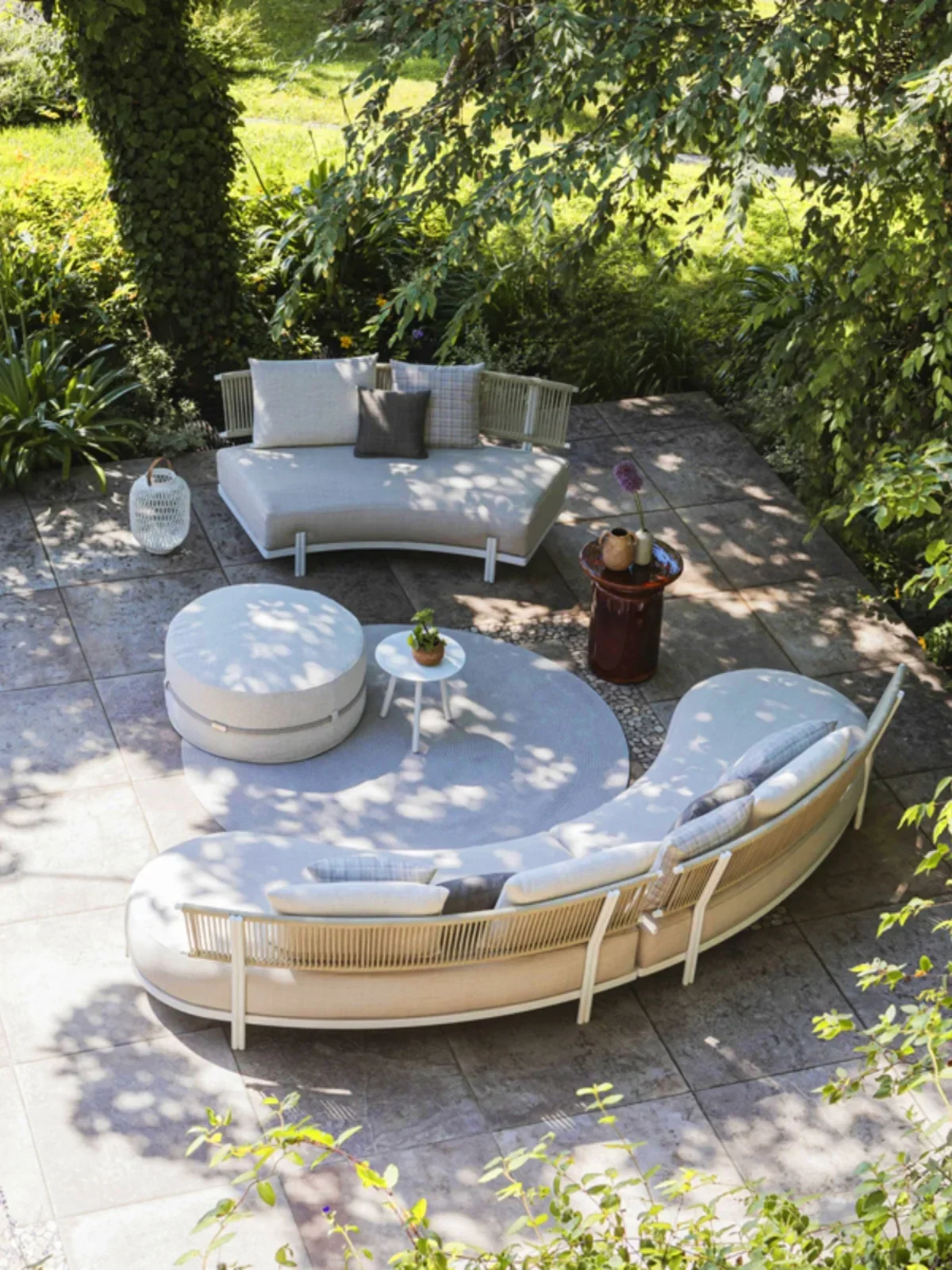 Circular outdoor sofa, tea seat, rattan woven courtyard, rain protection furniture
Circular outdoor sofa, tea seat, rattan woven courtyard, rain protection furniture