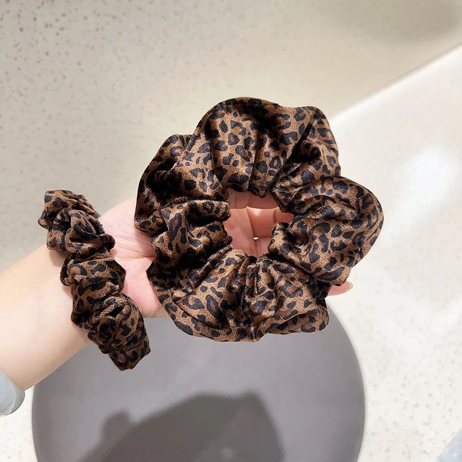 Autumn Winter Elegant Retro Velvet Leopard Print Hair Tie Scrunchie Small Simple Ponytail Heades Woman Accesorios Mujer
Autumn Winter Elegant Retro Velvet Leopard Print Hair Tie Scrunchie Small Simple Ponytail Heades Woman Accesorios Mujer