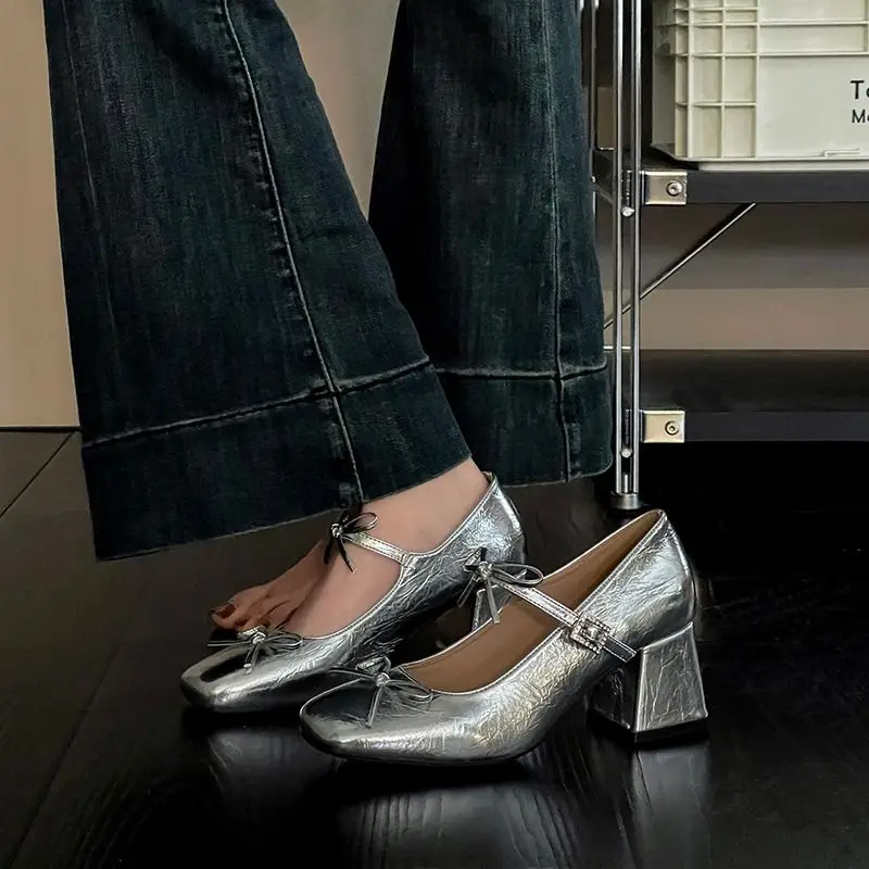 Новое поступление 202, весна-лето, женская обувь Мэри Джейн, туфли-лодочки на высоком каблуке с серебряным бантом, увеличивающие рост, элегантные универсальные туфли во французском стиле
Новое поступление 202, весна-лето, женская обувь Мэри Джейн, туфли-лодочки на высоком каблуке с серебряным бантом, увеличивающие рост, элегантные универсальные туфли во французском стиле