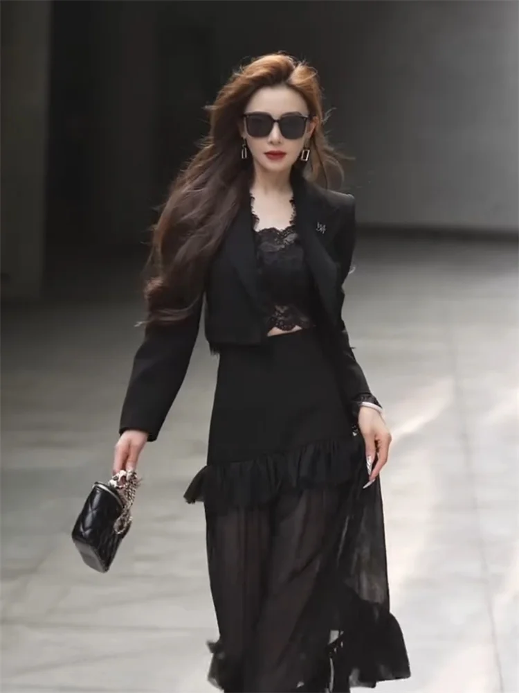 High end temperament imperial style dress set 2025 summer new Korean version lapel short suit and mesh splicing skirt set
High end temperament imperial style dress set 2025 summer new Korean version lapel short suit and mesh splicing skirt set
