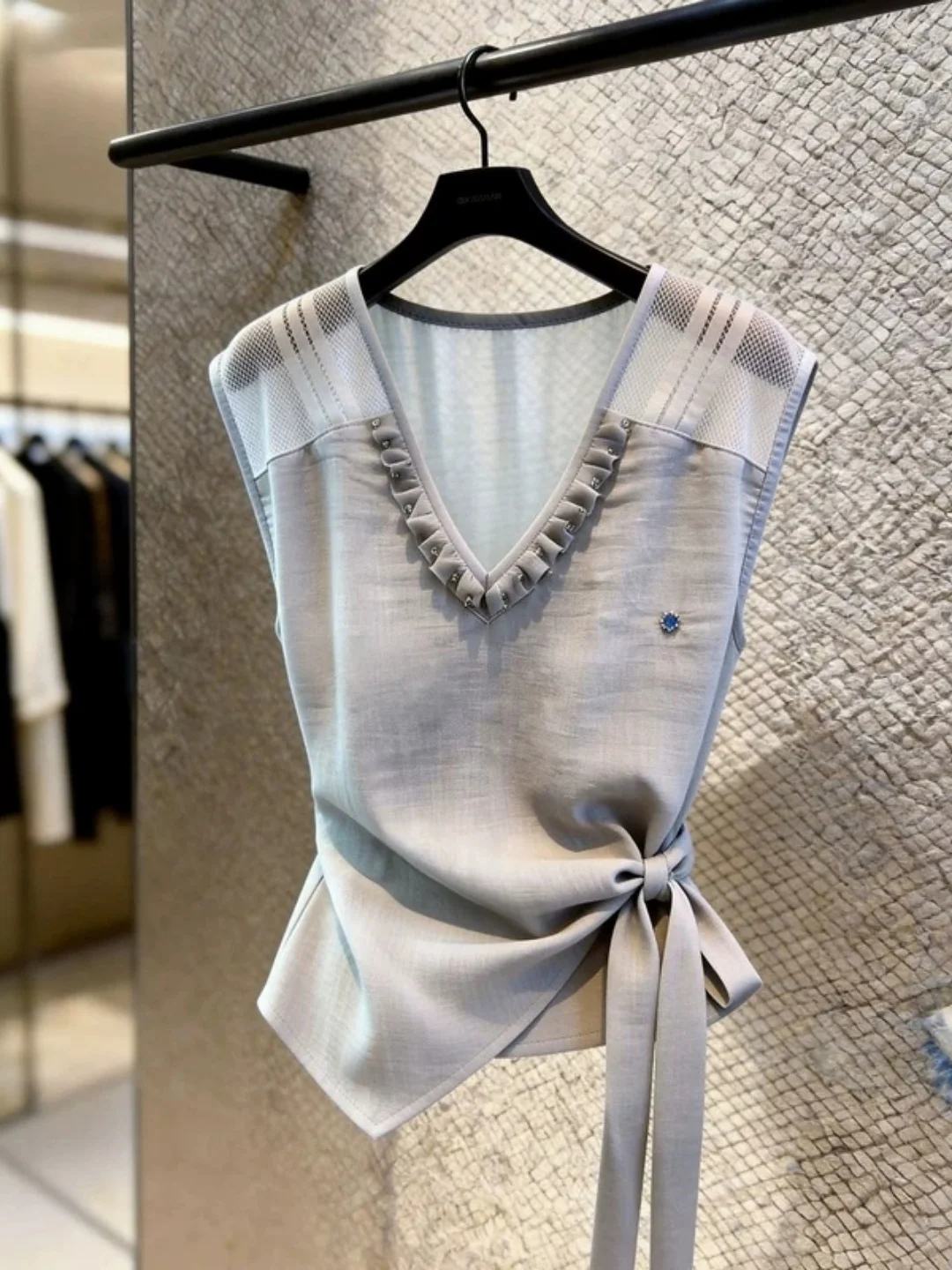 Elegant V-Neck Ruffle Hem Sleeveless Vest Belted Waist Slimming Summer round Neck Polished Top Korean Style Commute Fashion
Elegant V-Neck Ruffle Hem Sleeveless Vest Belted Waist Slimming Summer round Neck Polished Top Korean Style Commute Fashion