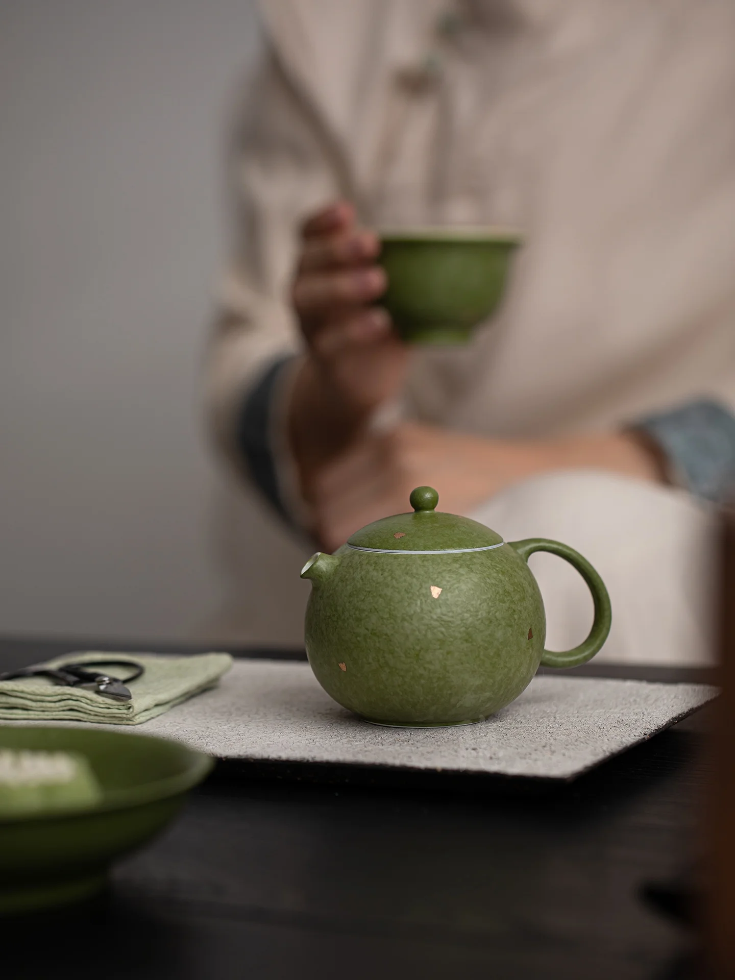 Hand-Painted Ceramic Tea Pot Small Orange Green Ladies Tea Pot Home Use Single Person Drinking Tea Pot GuYinTang XiShi Hu
Hand-Painted Ceramic Tea Pot Small Orange Green Ladies Tea Pot Home Use Single Person Drinking Tea Pot GuYinTang XiShi Hu