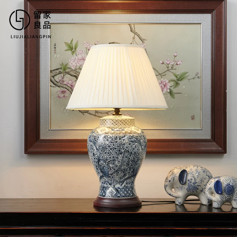 Jingdezhen Chinese blue and white porcelain table lamp ceramic bedroom bedside lamp American living room study elderly
Jingdezhen Chinese blue and white porcelain table lamp ceramic bedroom bedside lamp American living room study elderly