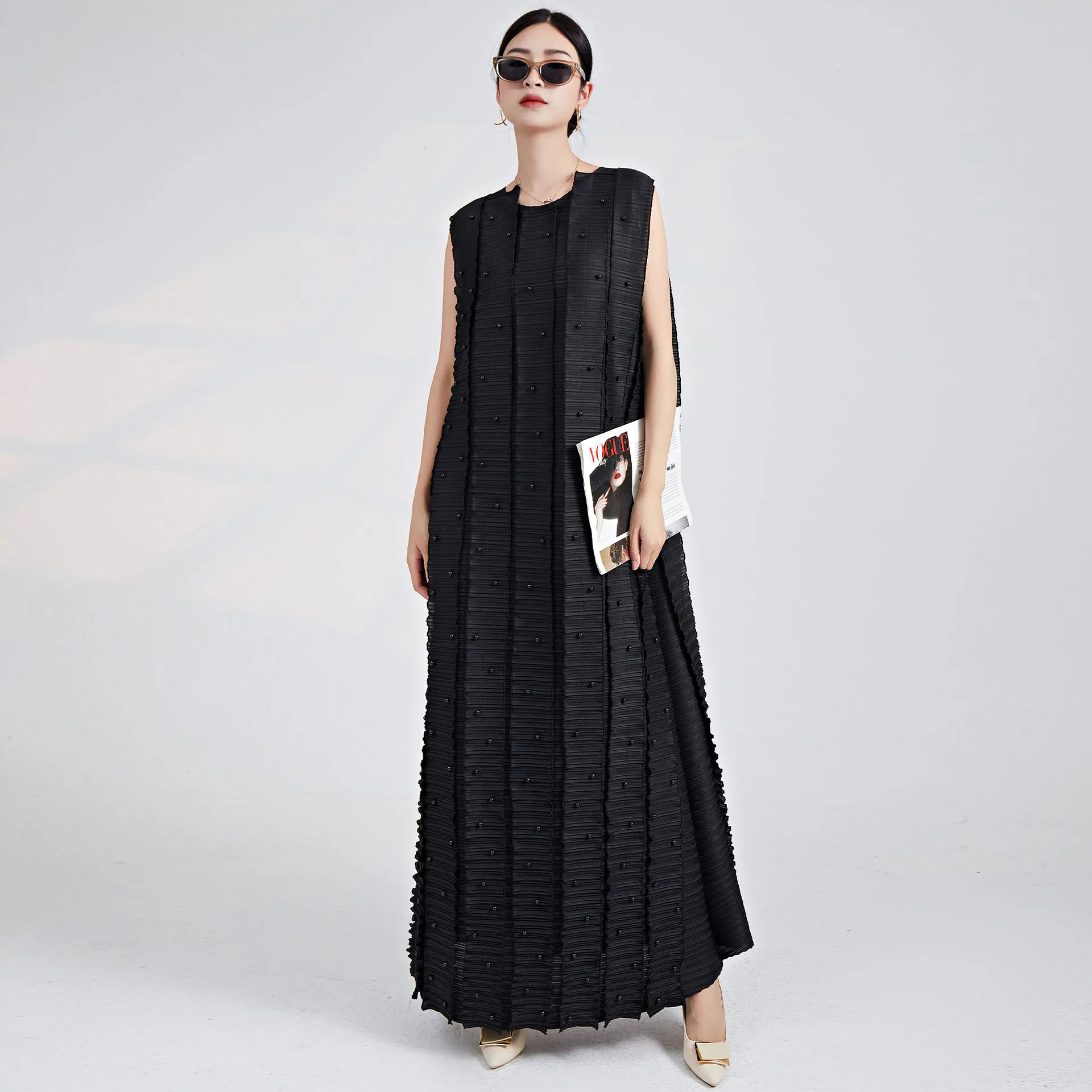 European and American High-end Dresses, Summer Black Sleeveless Studded Beads, Fashionable Three House Pleated Long Skirt Trend
European and American High-end Dresses, Summer Black Sleeveless Studded Beads, Fashionable Three House Pleated Long Skirt Trend