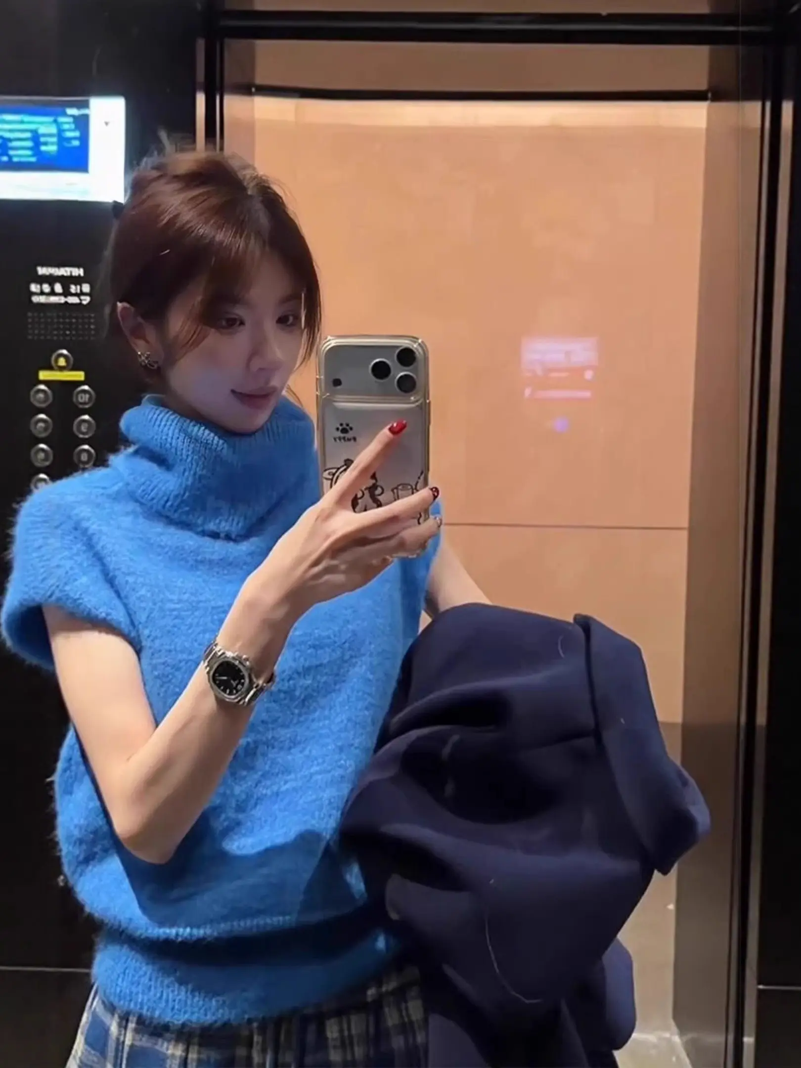 Корейский вязаный жилет с высоким воротником для женщин, осенне-зимняя верхняя одежда, утепленный теплый цветной свитер-топ
Корейский вязаный жилет с высоким воротником для женщин, осенне-зимняя верхняя одежда, утепленный теплый цветной свитер-топ