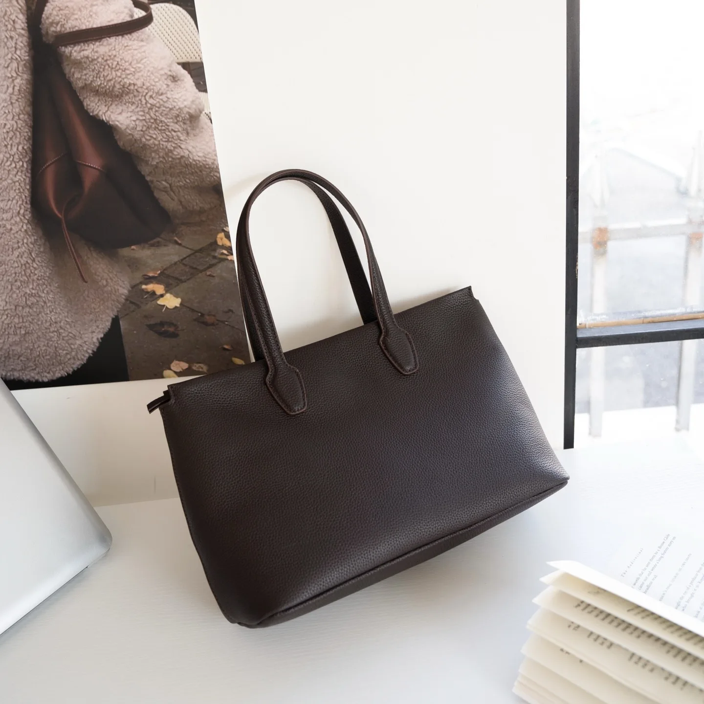 Caifrog Marcel Handbag, crafted from original top-grain tumbled calfskin, full genuine leather both interior and exterior
Caifrog Marcel Handbag, crafted from original top-grain tumbled calfskin, full genuine leather both interior and exterior