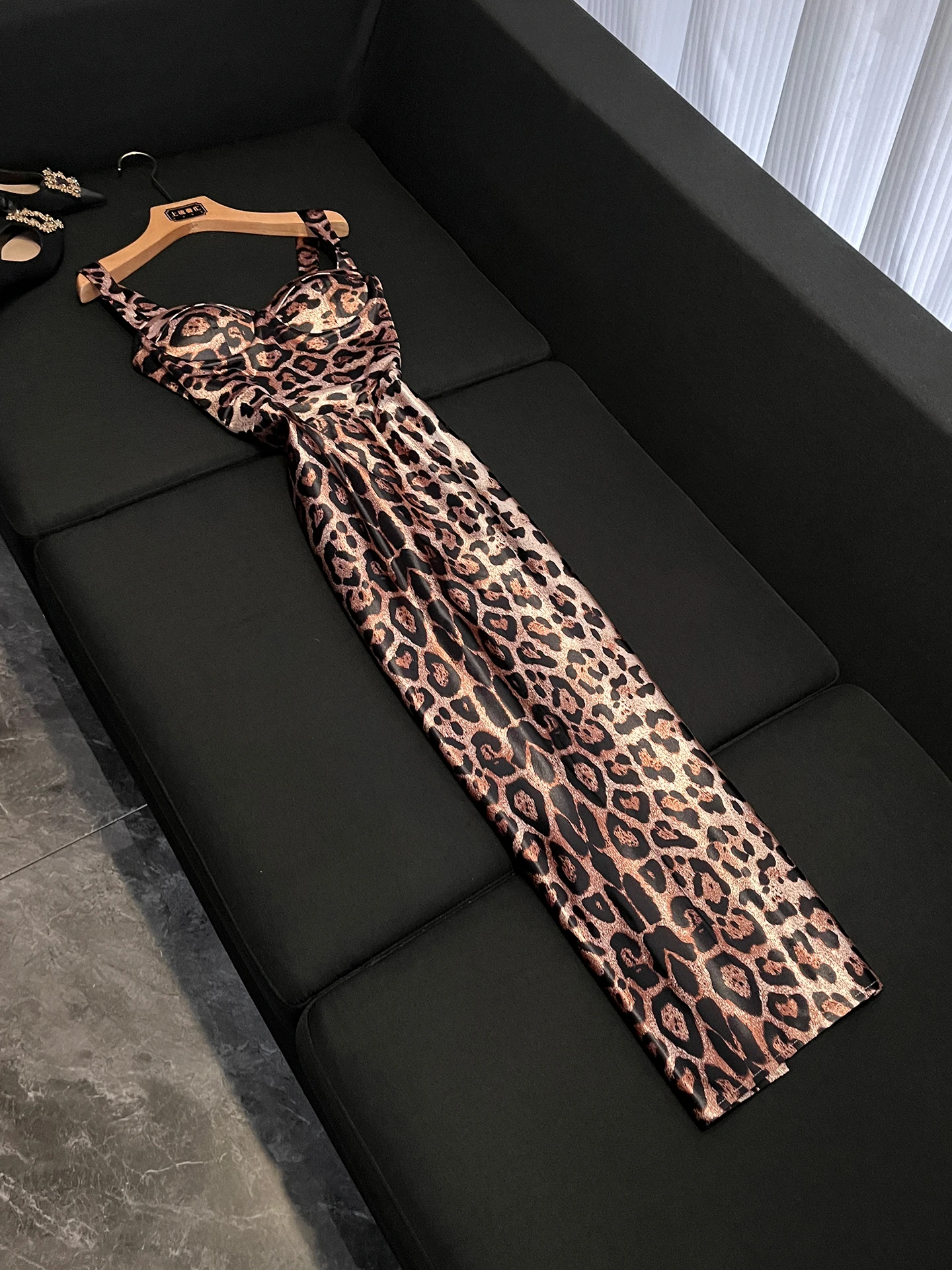 Sexy Leopard Print Strapless Dress Women's Waist Cinching Slimming Midi Dress Elegant Versatile 2026 New Style Polyester Fiber
Sexy Leopard Print Strapless Dress Women's Waist Cinching Slimming Midi Dress Elegant Versatile 2026 New Style Polyester Fiber