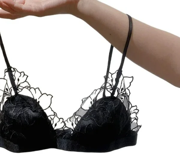 KUCLUT Pure Desire Victoria French Lace Embroidered Lingerie Women's Thin Cup Triangle Cup Bra Set Comfortable No Underwire
KUCLUT Pure Desire Victoria French Lace Embroidered Lingerie Women's Thin Cup Triangle Cup Bra Set Comfortable No Underwire