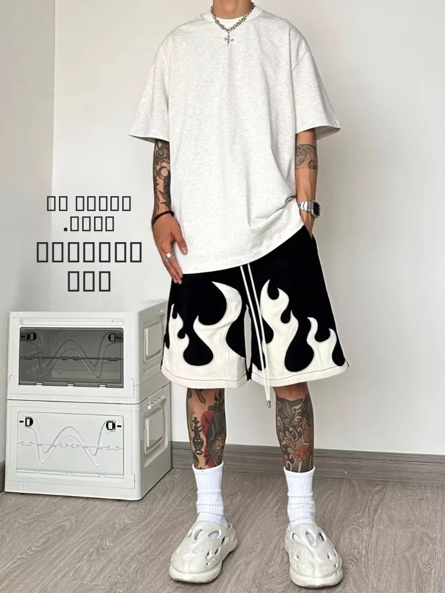 Мужские летние повседневные шорты в американском ретро-стиле с вышивкой пламени, модные, свободные, спортивные, длиной до колена, для активного отдыха, молодежные
Мужские летние повседневные шорты в американском ретро-стиле с вышивкой пламени, модные, свободные, спортивные, длиной до колена, для активного отдыха, молодежные