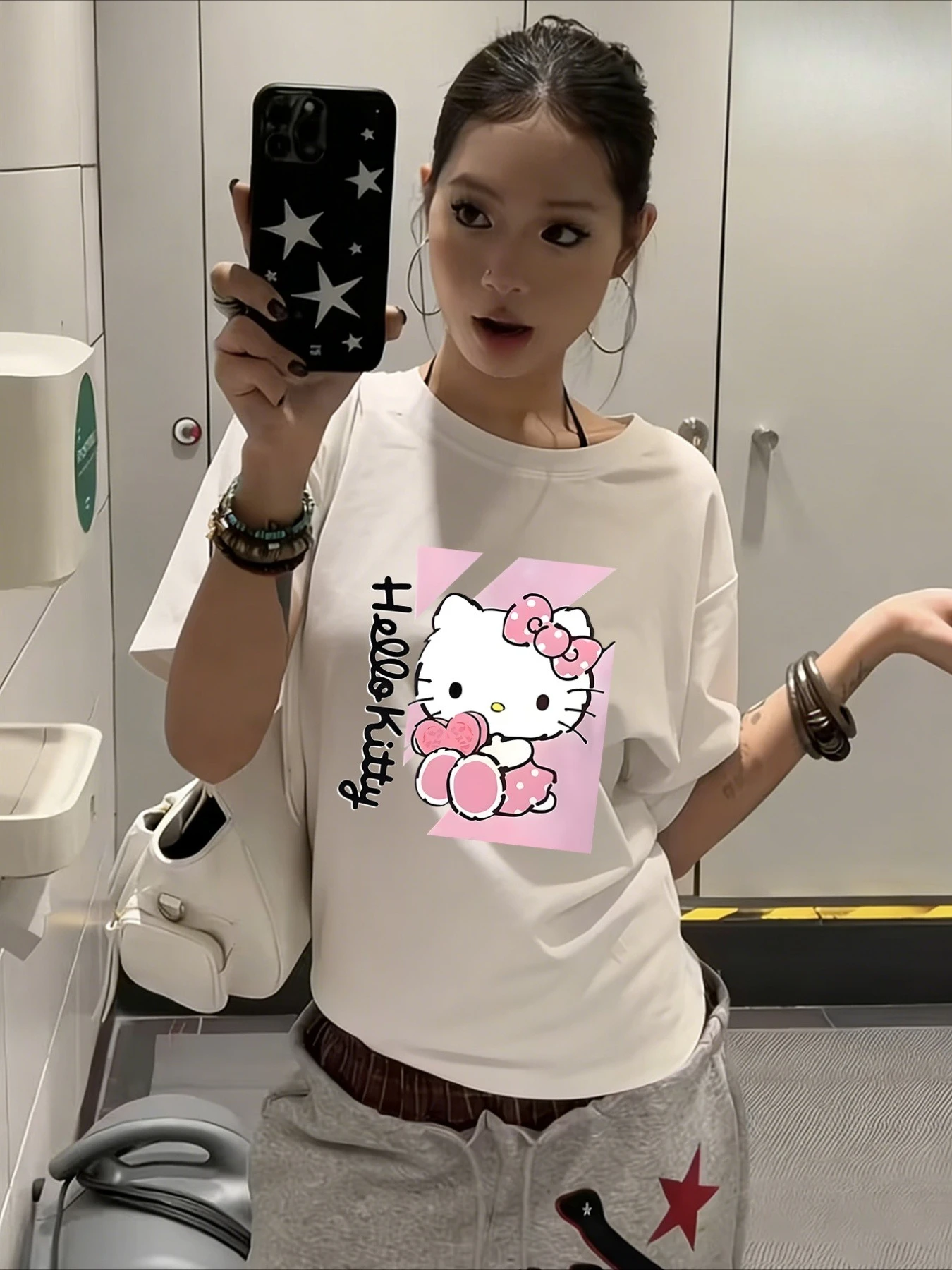 Летняя футболка оверсайз Hello Kitty 2026 года, высокое качество, 100% хлопок, бело-розовая, с графическим принтом в стиле арт-блок и сердечек, унисекс, ретро, повседневная
Летняя футболка оверсайз Hello Kitty 2026 года, высокое качество, 100% хлопок, бело-розовая, с графическим принтом в стиле арт-блок и сердечек, унисекс, ретро, повседневная
