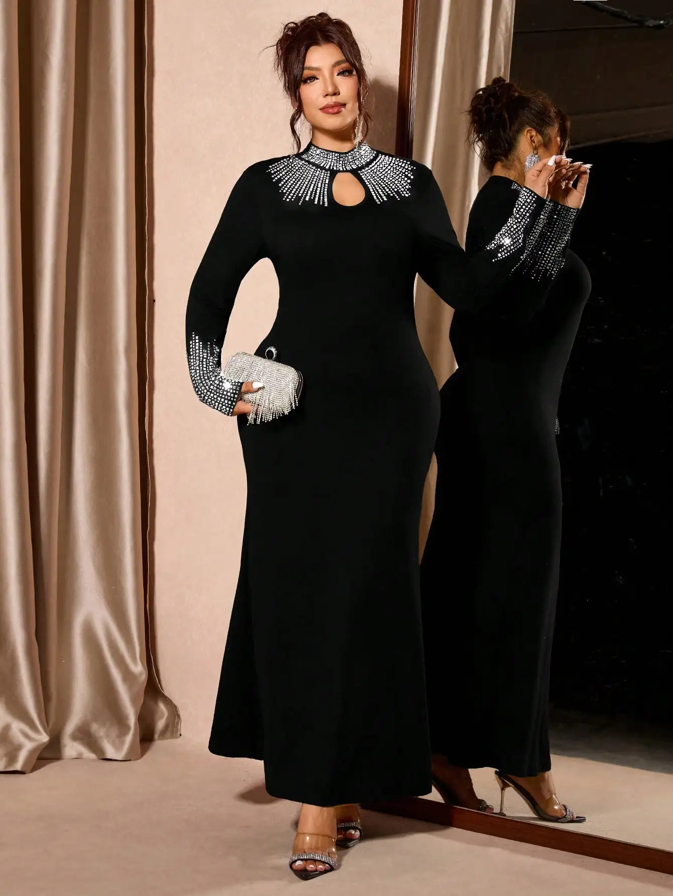 Черное вечернее платье-русалка больших размеров с вырезом-ключом и стразами
Черное вечернее платье-русалка больших размеров с вырезом-ключом и стразами