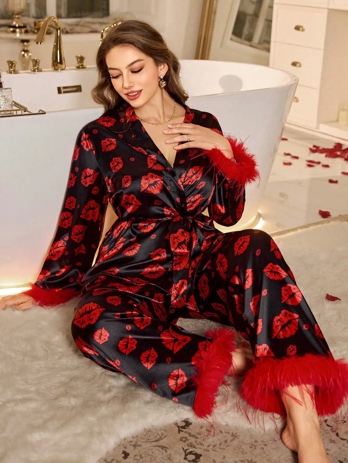 Роскошный атласный пижамный комплект с принтом в виде губ, отделкой из искусственного меха, топом с длинными рукавами и V-образным вырезом и брюками
Роскошный атласный пижамный комплект с принтом в виде губ, отделкой из искусственного меха, топом с длинными рукавами и V-образным вырезом и брюками