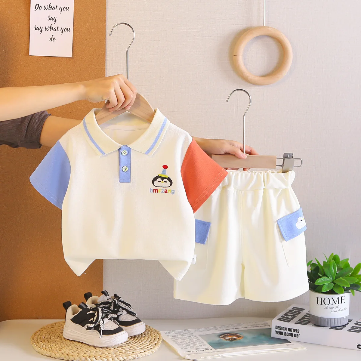 Летний комплект для мальчиков 2026: Новая коллекция детской одежды для малышей, повседневный комплект из 2 предметов (футболка с коротким рукавом и шорты) в стиле колор-блок
Летний комплект для мальчиков 2026: Новая коллекция детской одежды для малышей, повседневный комплект из 2 предметов (футболка с коротким рукавом и шорты) в стиле колор-блок