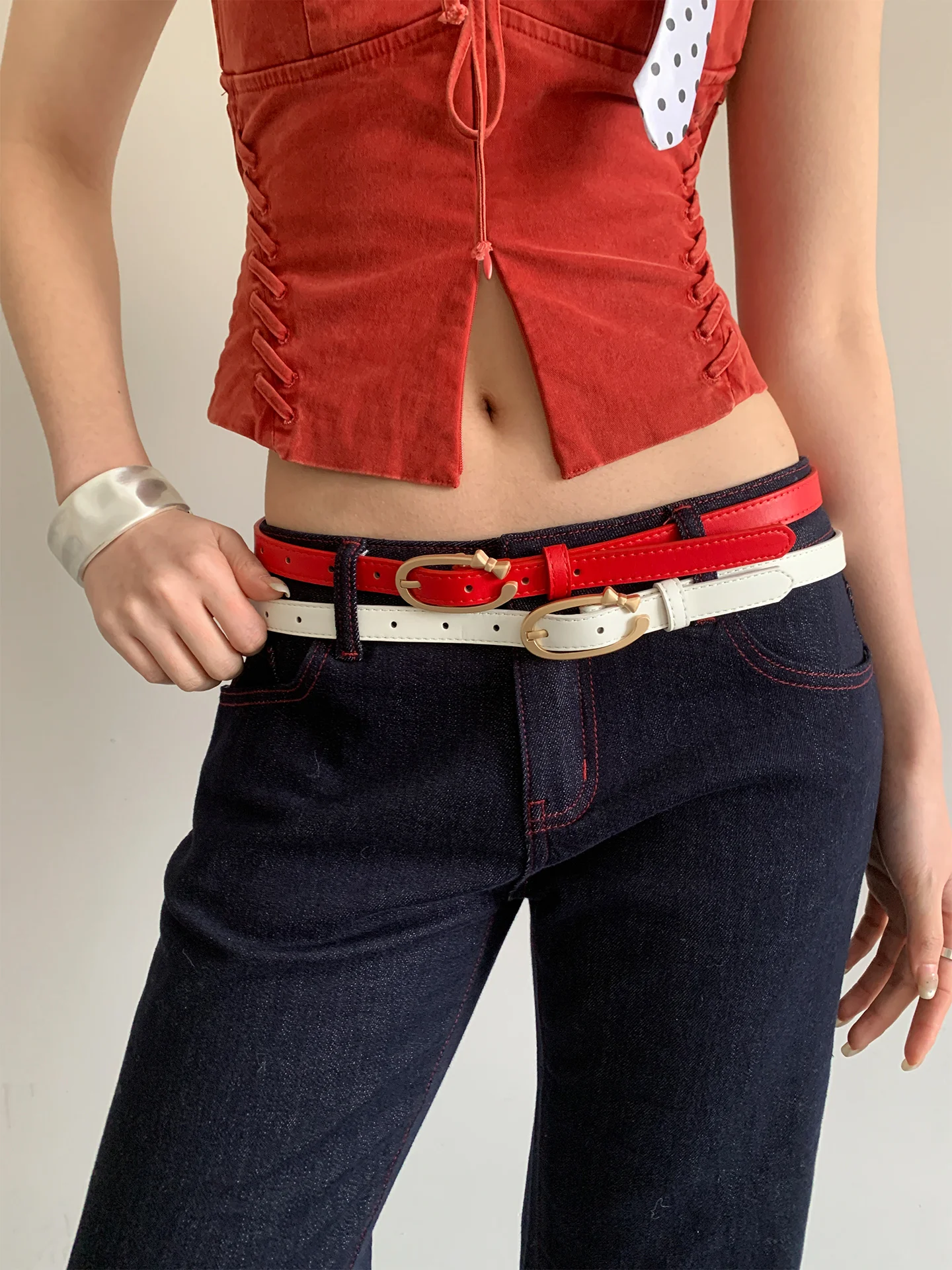 Модный женский ремень, простой и универсальный, подходит для джинсов, украшает брюки.
Модный женский ремень, простой и универсальный, подходит для джинсов, украшает брюки.