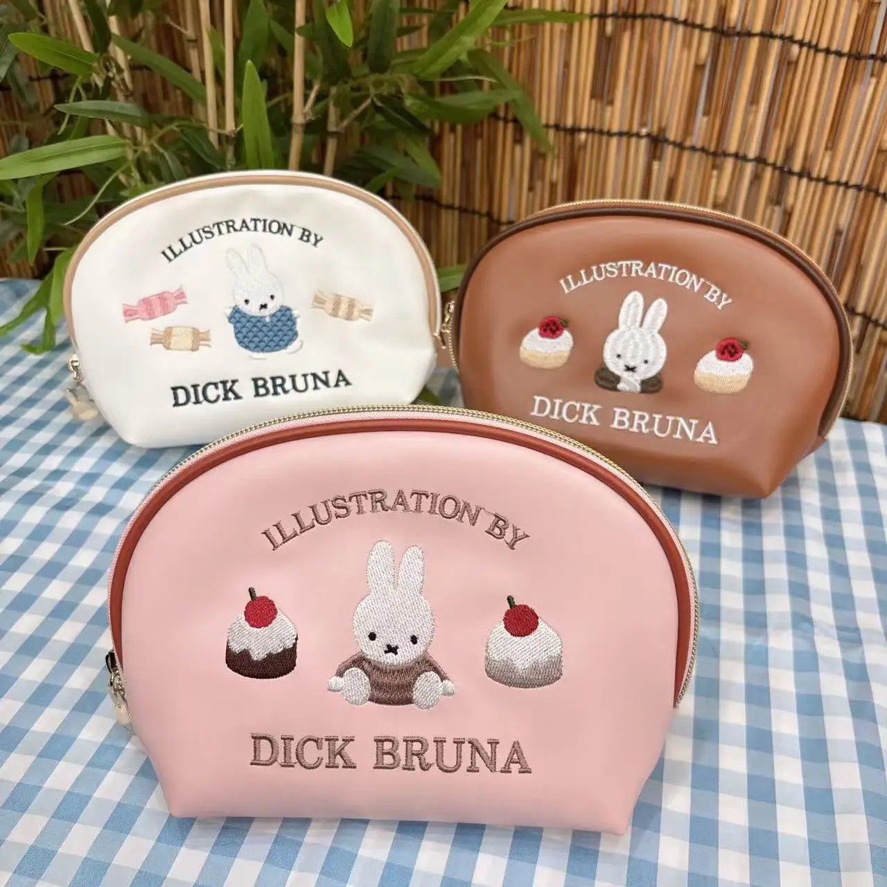 Kawaii Makeup Bag Cartoon Embroidery Makeup Bag Cute Cartoon Cake Rabbit Shell Storage Bags Tissue Bag Girl's Gifts Toys
Kawaii Makeup Bag Cartoon Embroidery Makeup Bag Cute Cartoon Cake Rabbit Shell Storage Bags Tissue Bag Girl's Gifts Toys