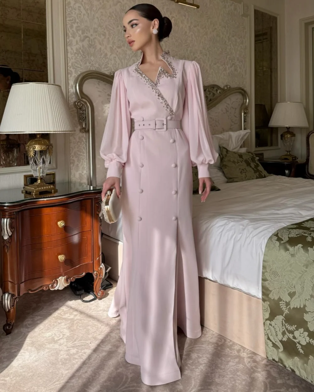 Элегантный трикотаж со стразами и пуговицами по индивидуальному заказу, длинные платья трапециевидной формы с высоким воротником, одинаковые платья на заказ для особых случаев
Элегантный трикотаж со стразами и пуговицами по индивидуальному заказу, длинные платья трапециевидной формы с высоким воротником, одинаковые платья на заказ для особых случаев