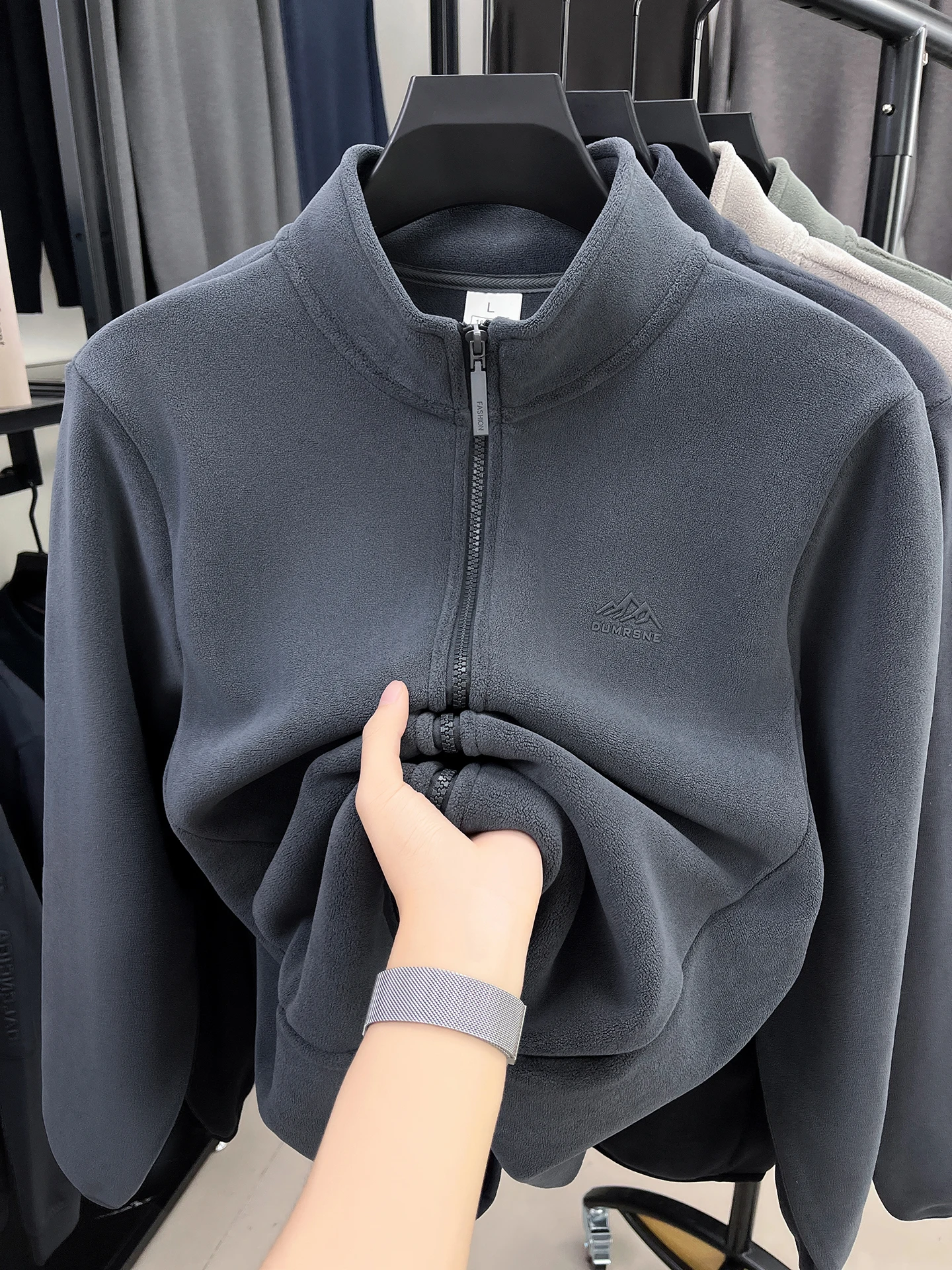 Роскошные бренды буквы тиснением мужские кардиганы новые модные удобные Стоящий воротники теплый корейский стиль высококачественные отдых куртки пальто
Роскошные бренды буквы тиснением мужские кардиганы новые модные удобные Стоящий воротники теплый корейский стиль высококачественные отдых куртки пальто