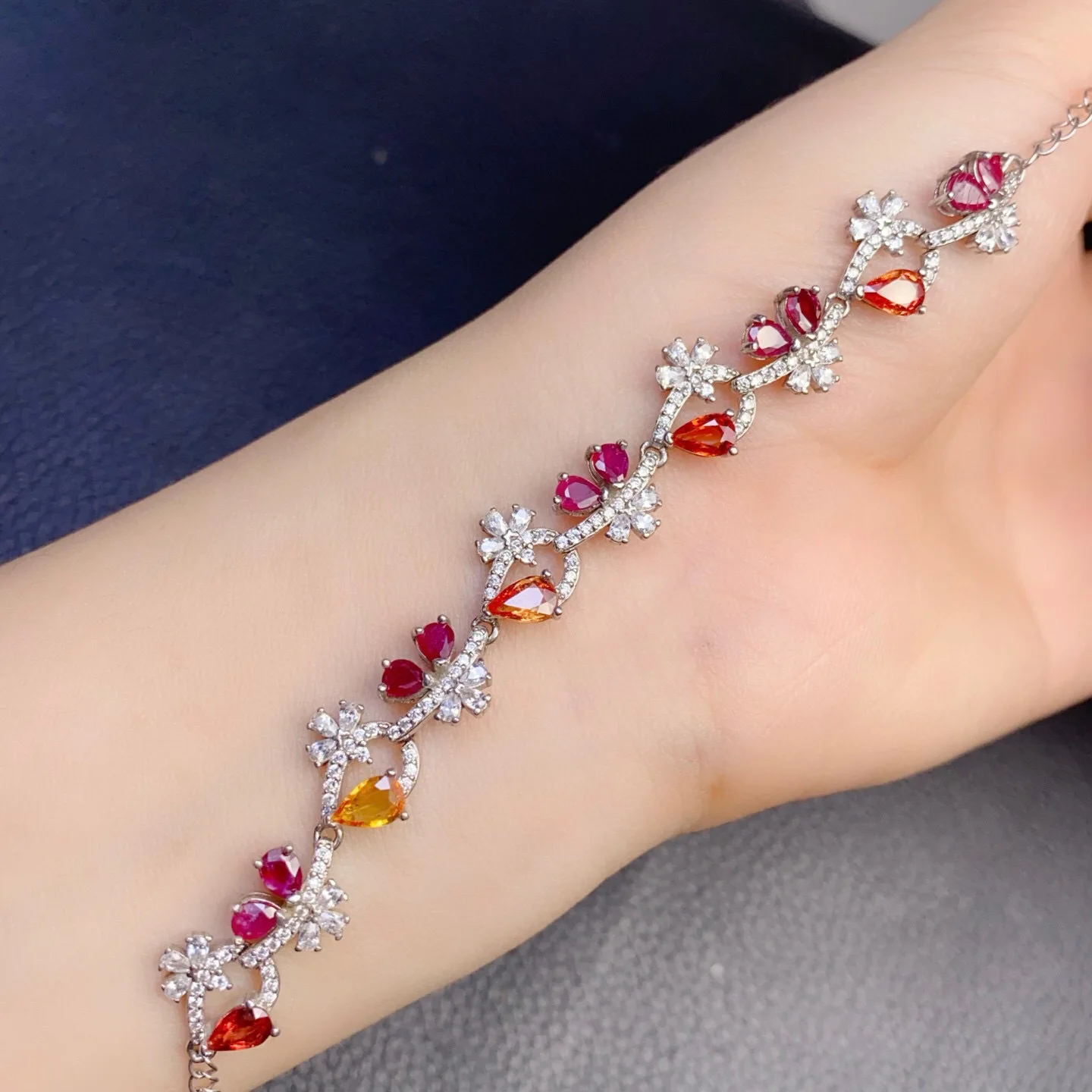 Ожерелье из серебра 925 пробы с натуральным необычным сапфиром, разноцветные драгоценные камни 3x4 мм и 3x5 мм, радужные украшения
Ожерелье из серебра 925 пробы с натуральным необычным сапфиром, разноцветные драгоценные камни 3x4 мм и 3x5 мм, радужные украшения