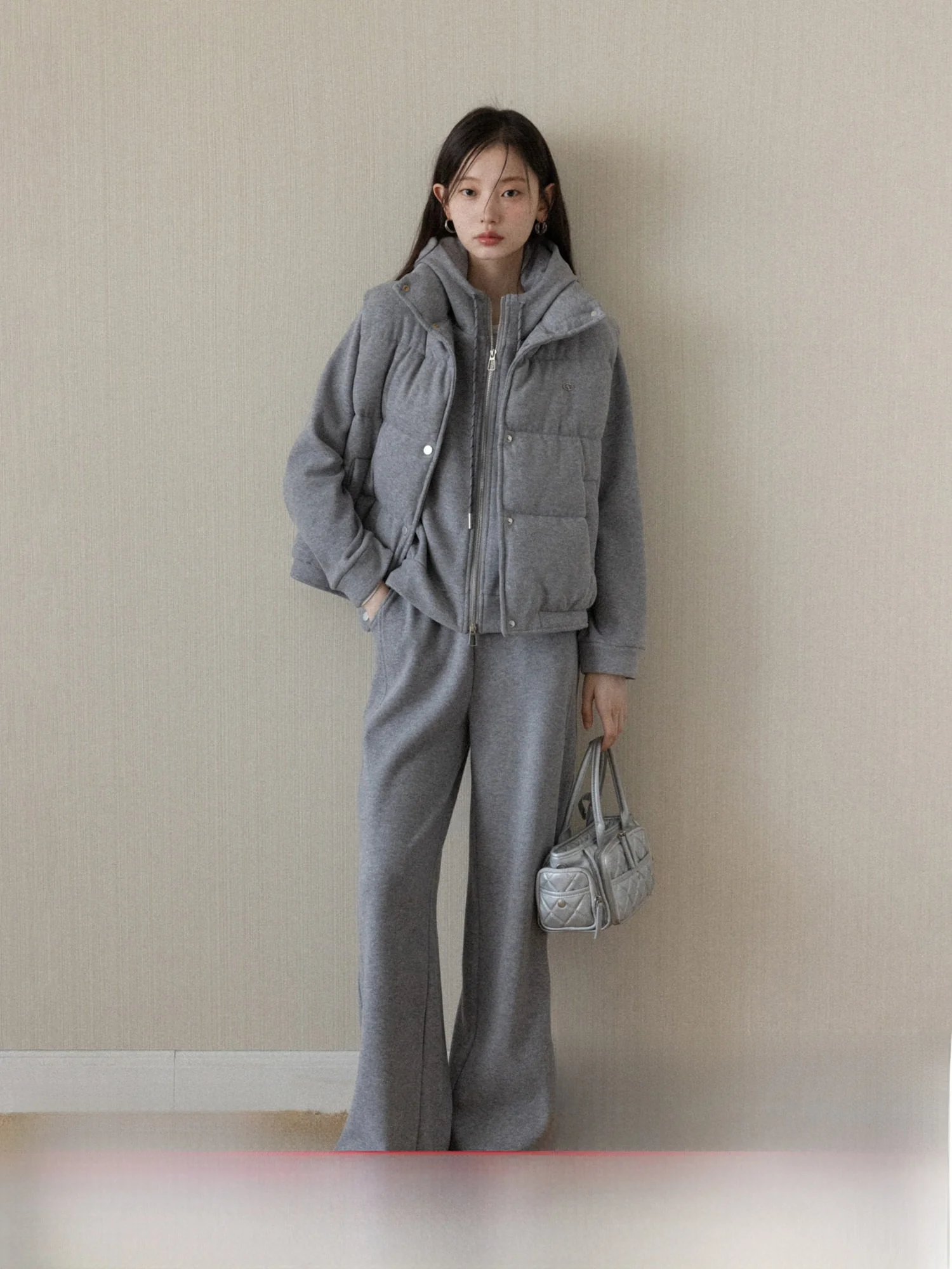 Новый зимний повседневный комплект из трех предметов: утепленная толстовка-жилет, широкие брюки и футболка для женщин. Модный ансамбль в стиле Yang Ci Laid Ba.
Новый зимний повседневный комплект из трех предметов: утепленная толстовка-жилет, широкие брюки и футболка для женщин. Модный ансамбль в стиле Yang Ci Laid Ba.