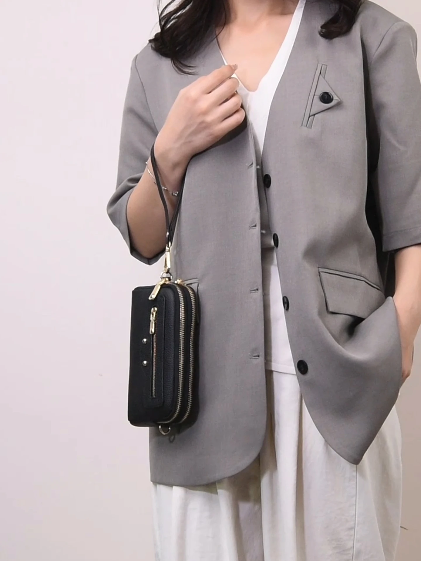 Женские сумки из натуральной кожи, дизайнерские мини-сумки-тоуты премиум-класса, элегантные нишевые стеганые сумочки и клатчи.
Женские сумки из натуральной кожи, дизайнерские мини-сумки-тоуты премиум-класса, элегантные нишевые стеганые сумочки и клатчи.