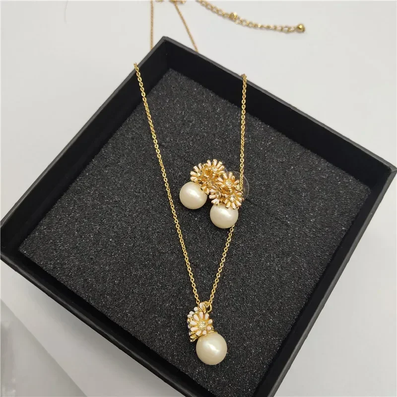 Floral Daisy Yellow Flower Pearl Necklace Earrings Set for Women Girls Summer Jewelry Gift
Floral Daisy Yellow Flower Pearl Necklace Earrings Set for Women Girls Summer Jewelry Gift