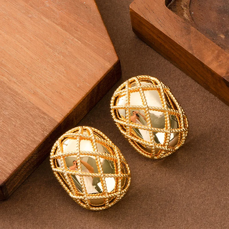 Fashionable and Exquisite Mesh Geometric Ring Stud Earrings Women's High-end Luxurious Simple Versatile Personalized Earrings
Fashionable and Exquisite Mesh Geometric Ring Stud Earrings Women's High-end Luxurious Simple Versatile Personalized Earrings