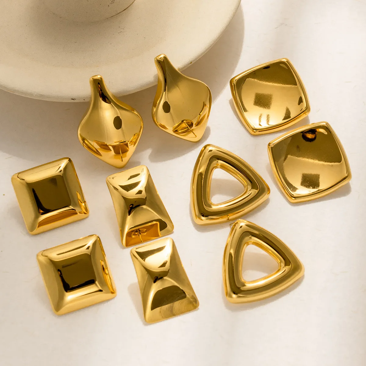 Metal Style Fashion Jewelry Women's New Stainless Steel Golden Color Preserving Geometric Stud Earrings RJ037
Metal Style Fashion Jewelry Women's New Stainless Steel Golden Color Preserving Geometric Stud Earrings RJ037