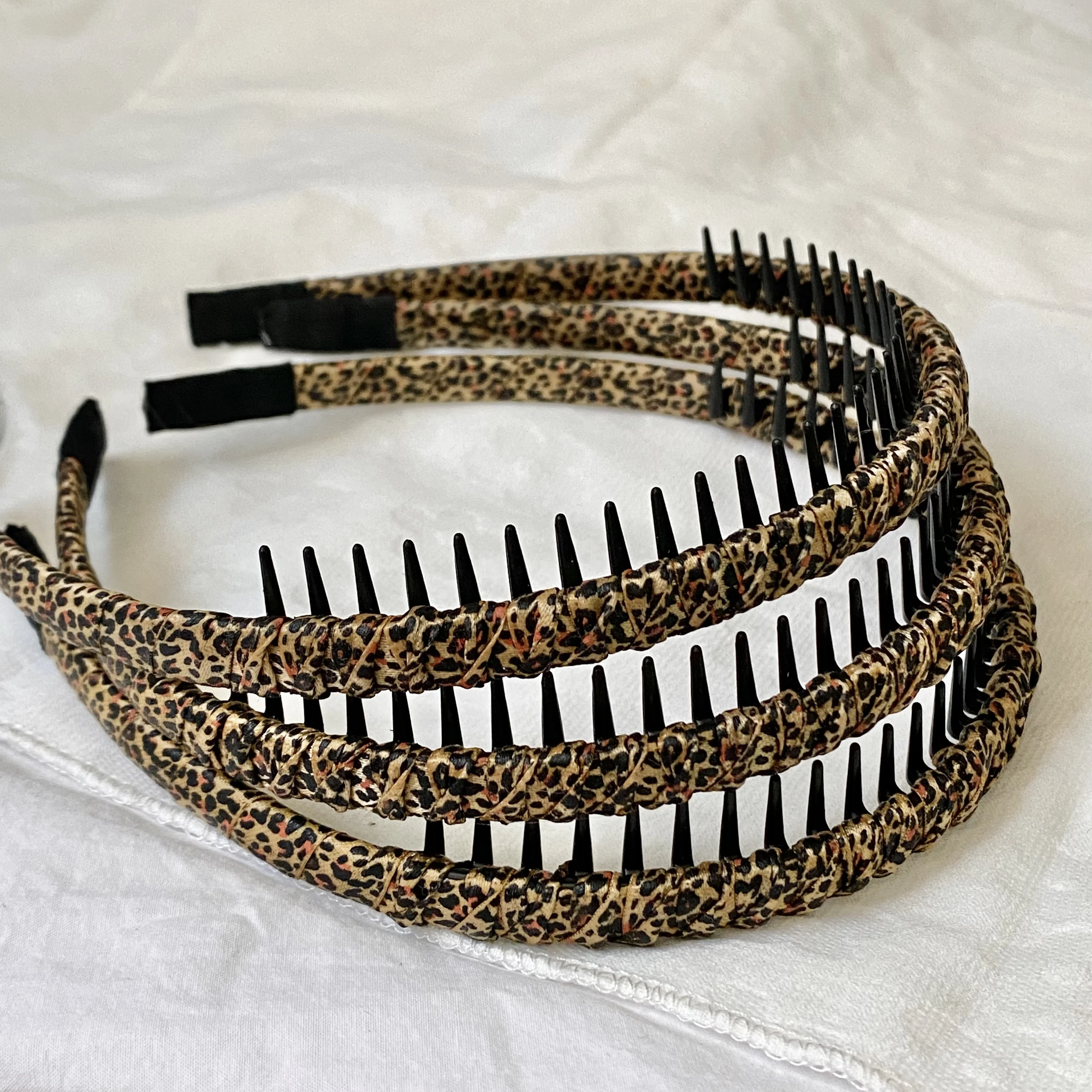 1 шт., повязки для волос с леопардовым принтом и зубцами, стильные аксессуары для волос для женщин, нескользящие повязки для повседневного и праздничного ношения
1 шт., повязки для волос с леопардовым принтом и зубцами, стильные аксессуары для волос для женщин, нескользящие повязки для повседневного и праздничного ношения